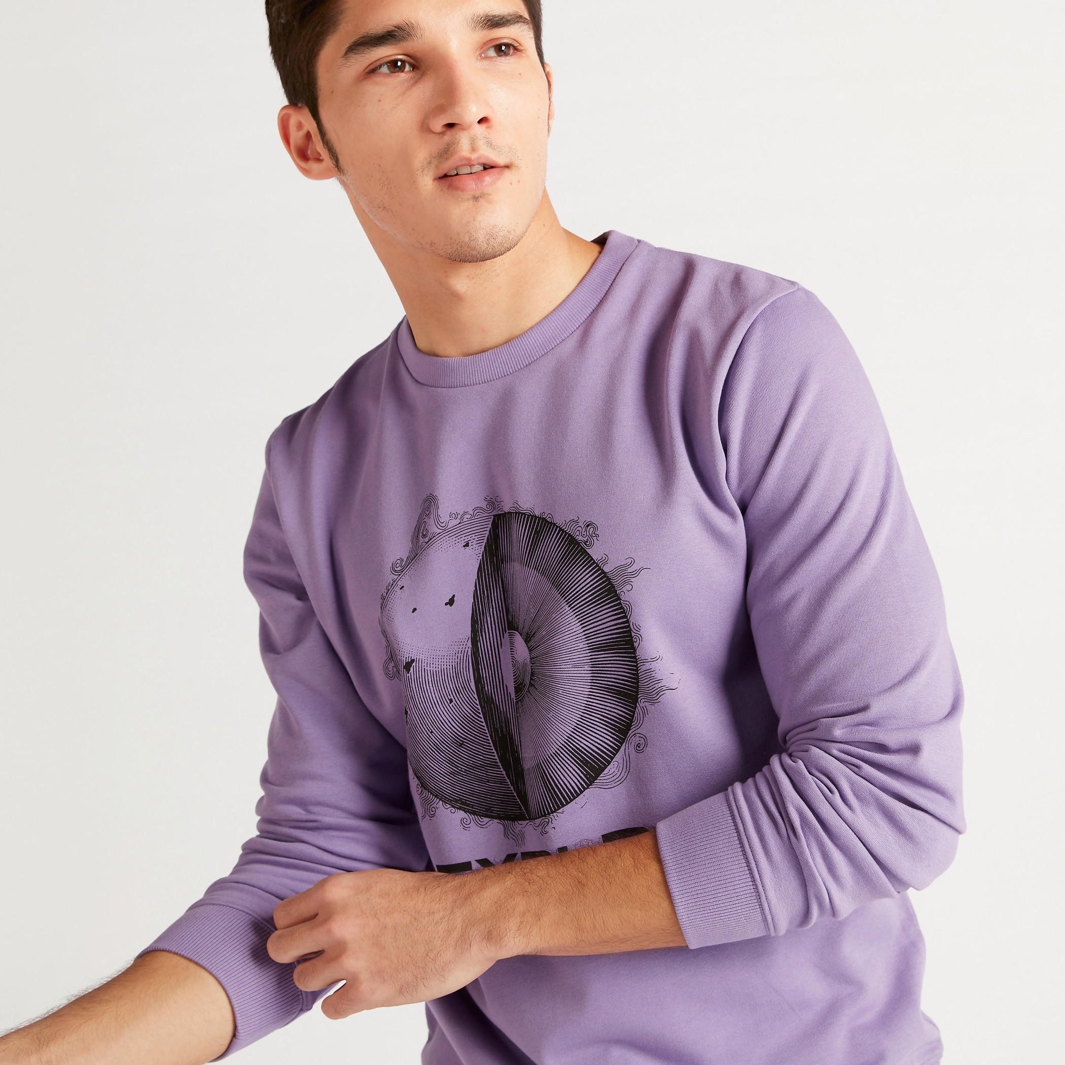 سويت شيرت بياقة ضيقة وأكمام طويلة وطبعات جرافيك-men-winterwear-hoodiesandsweatshirts-image-3