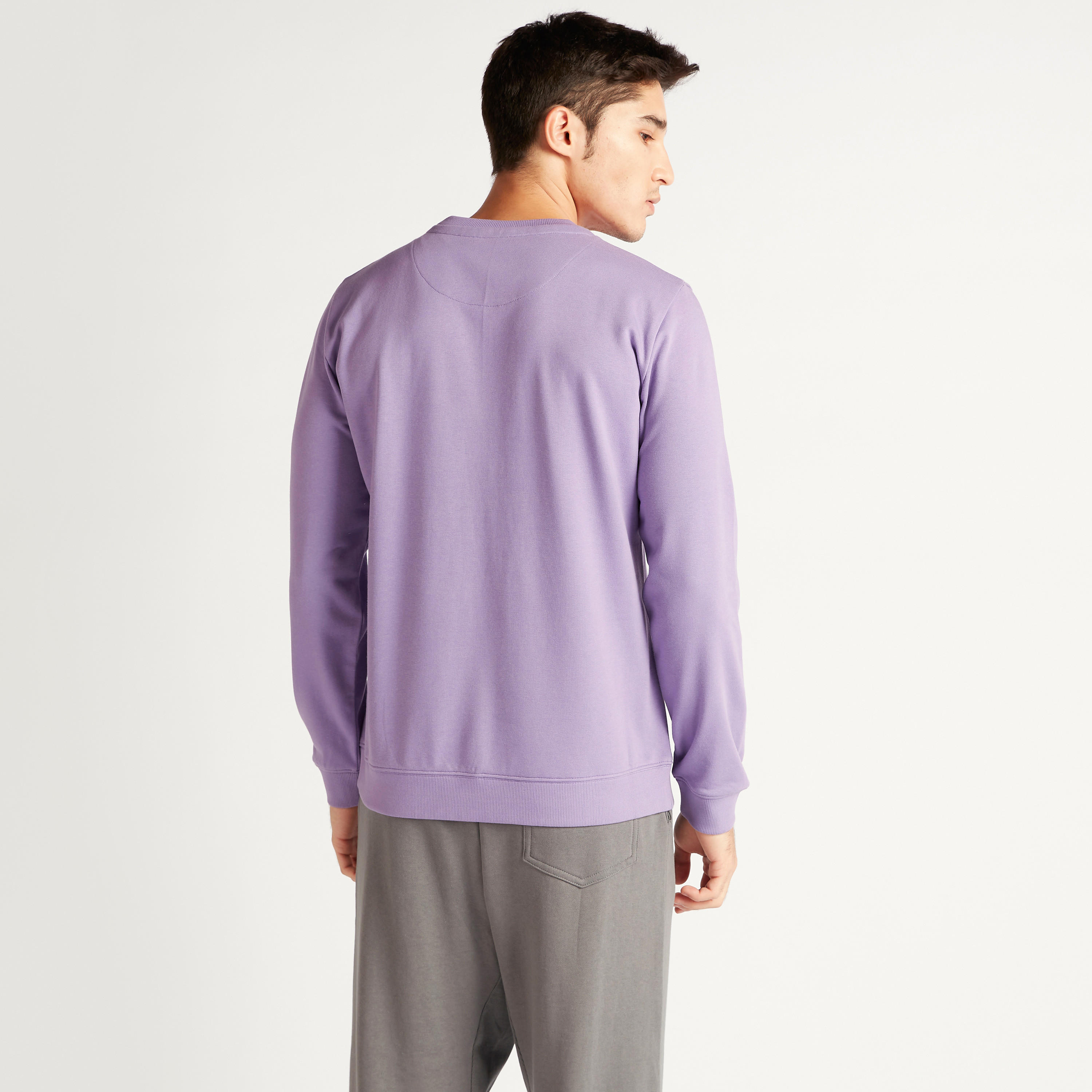 سويت شيرت بياقة ضيقة وأكمام طويلة وطبعات جرافيك-men-winterwear-hoodiesandsweatshirts-image-4