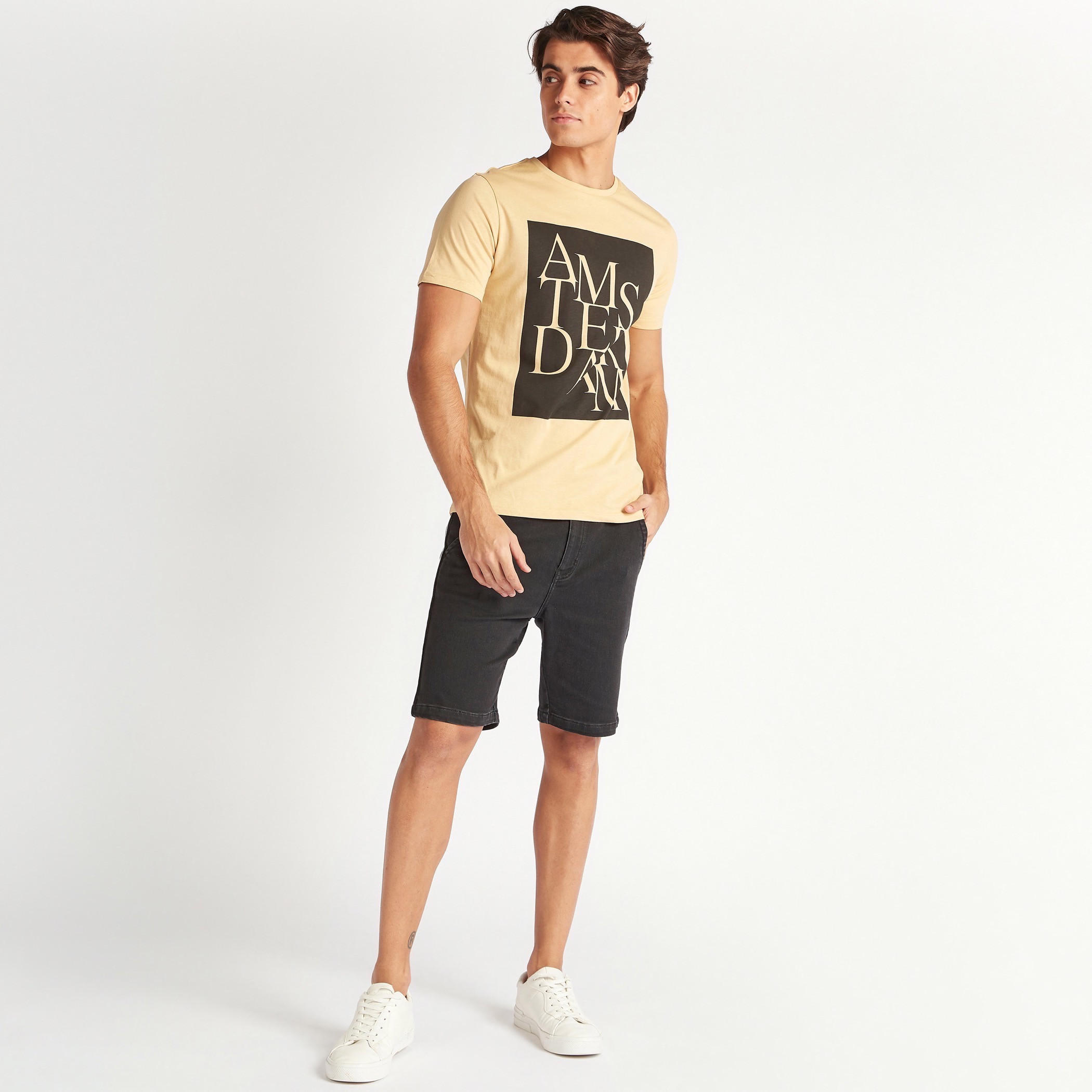 تيشيرت بياقة ضيّقة وأكمام قصيرة وطبعات-men-clothing-tshirtsandpolos-tshirts-image-4