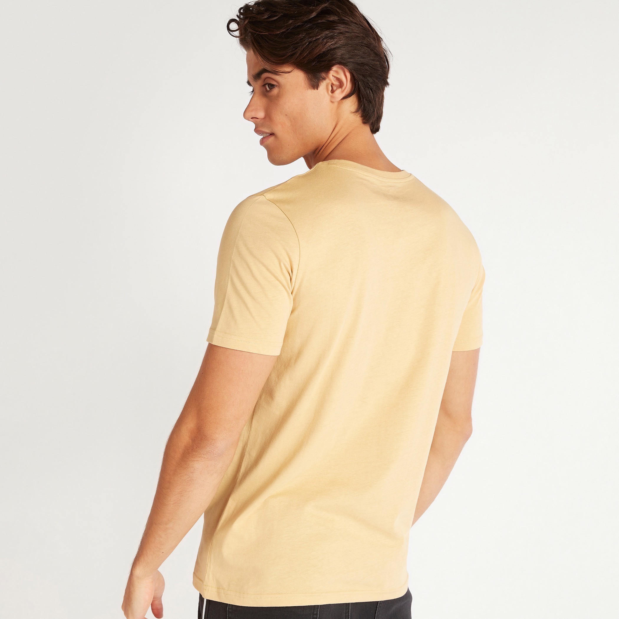 تيشيرت بياقة ضيّقة وأكمام قصيرة وطبعات-men-clothing-tshirtsandpolos-tshirts-image-2