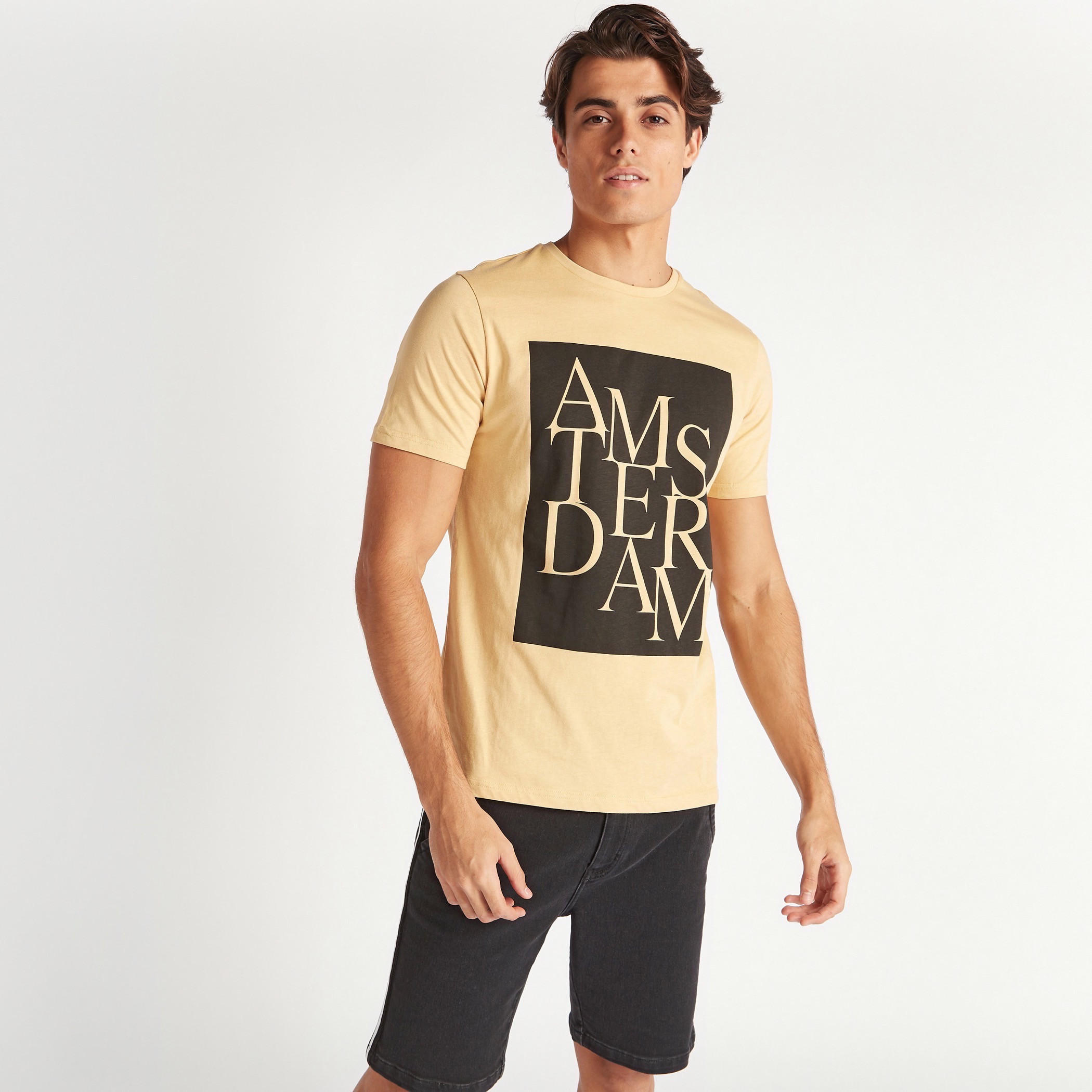 تيشيرت بياقة ضيّقة وأكمام قصيرة وطبعات-men-clothing-tshirtsandpolos-tshirts-image-1