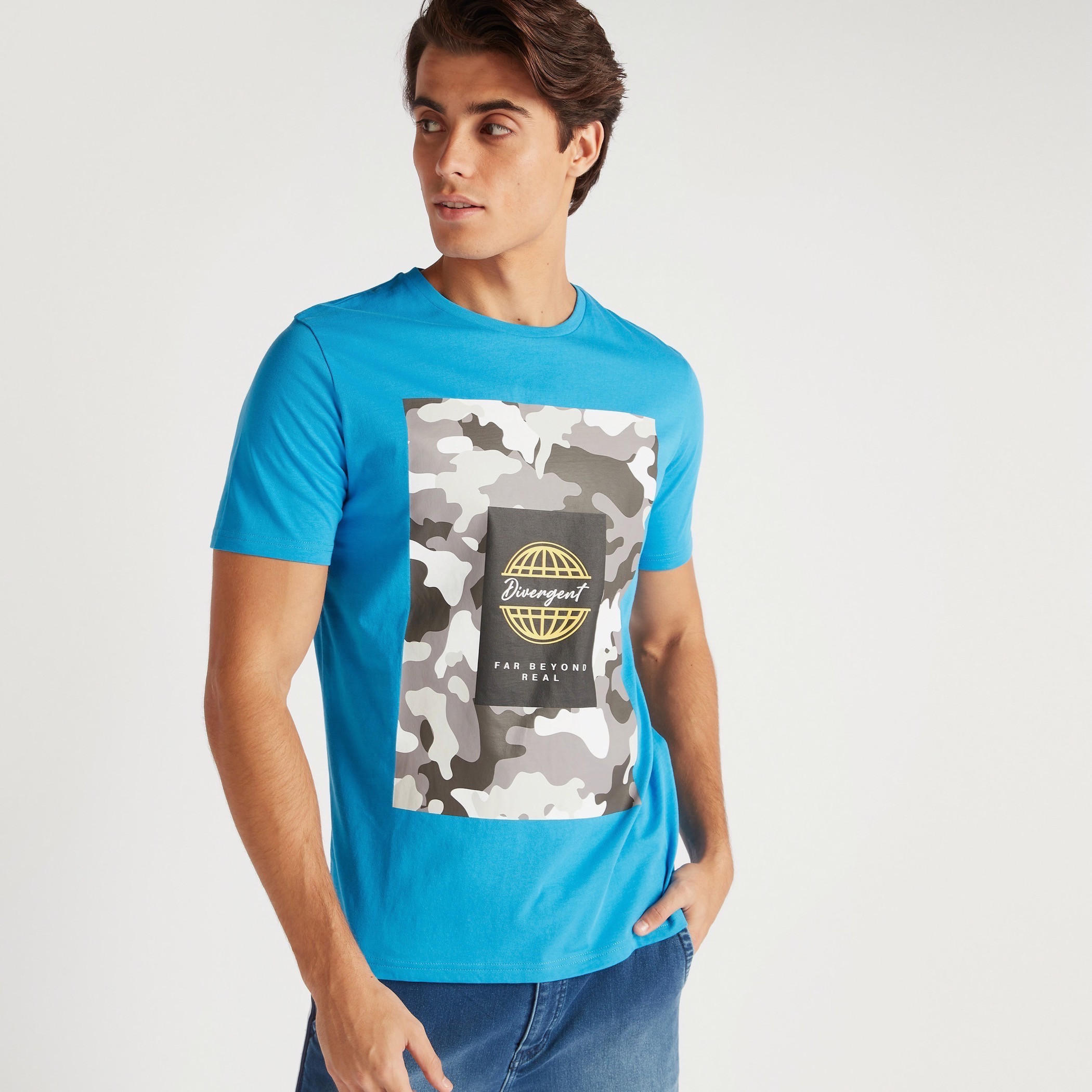 تيشيرت بياقة ضيّقة وأكمام قصيرة وطبعات مموّهة-men-clothing-tshirtsandpolos-tshirts-image-1