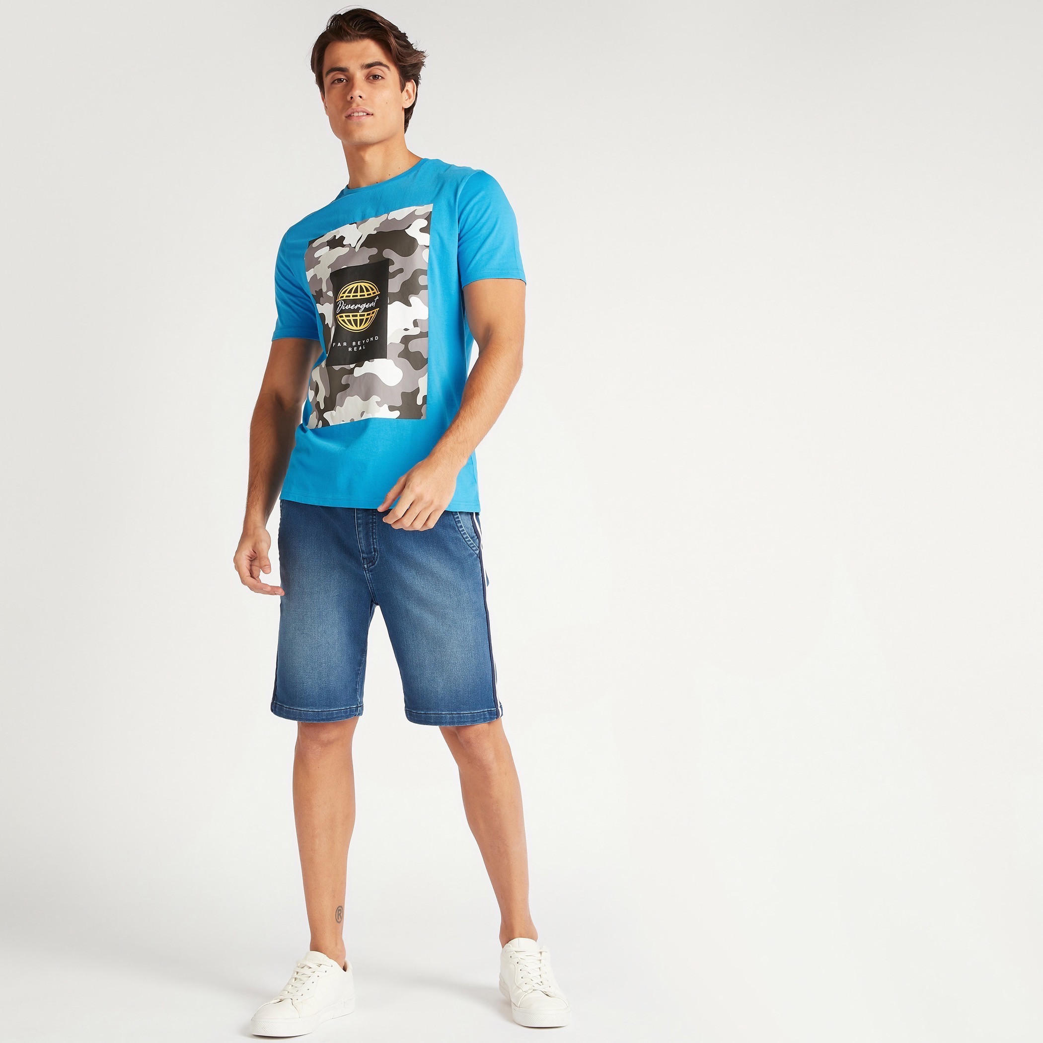 تيشيرت بياقة ضيّقة وأكمام قصيرة وطبعات مموّهة-men-clothing-tshirtsandpolos-tshirts-image-2