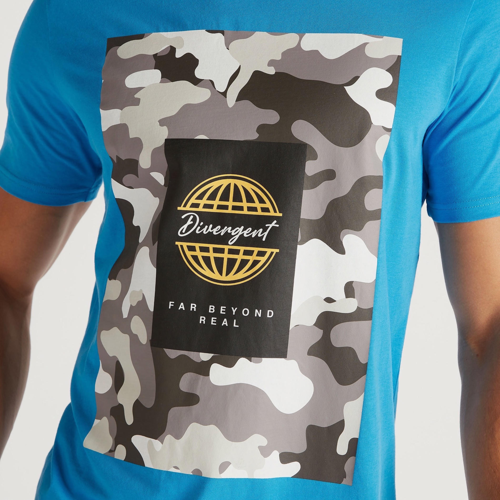 تيشيرت بياقة ضيّقة وأكمام قصيرة وطبعات مموّهة-men-clothing-tshirtsandpolos-tshirts-image-3