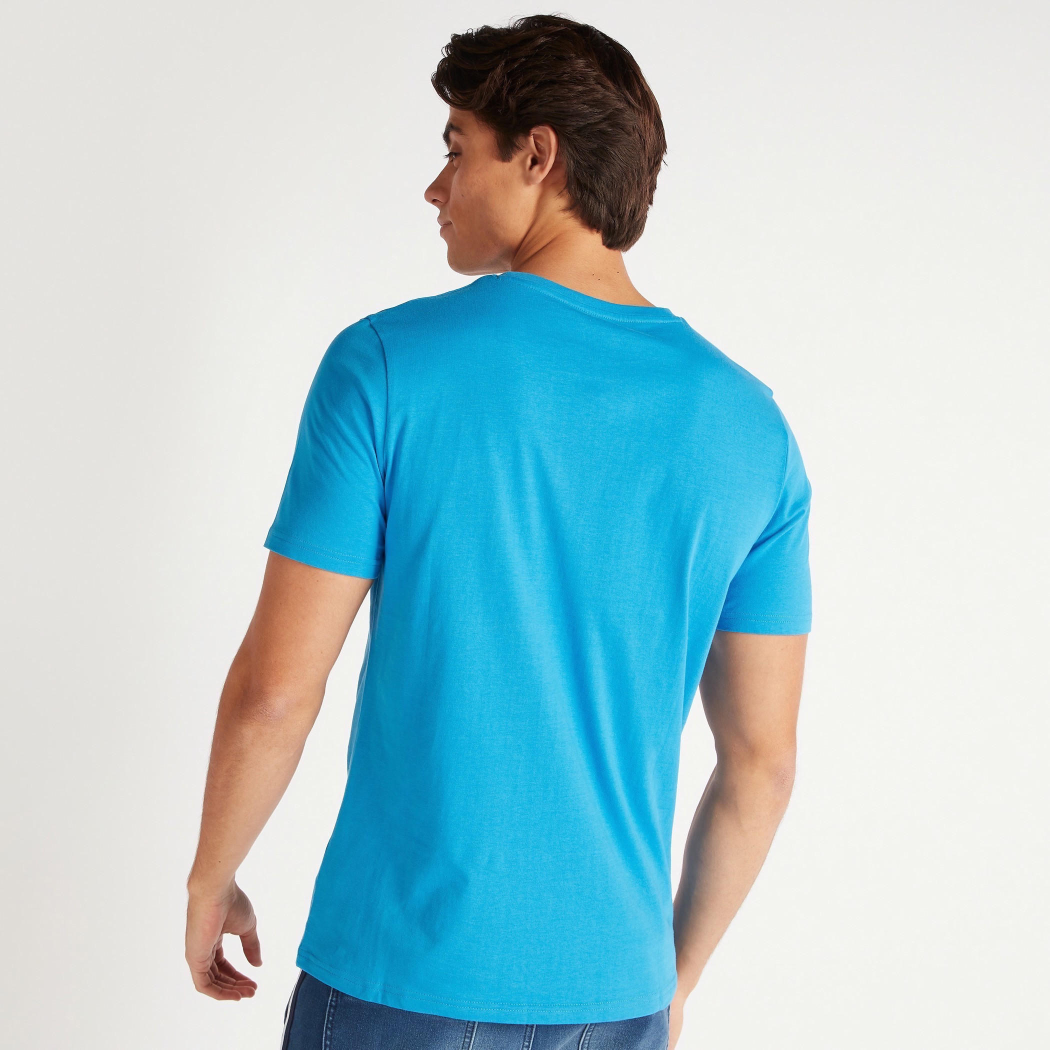 تيشيرت بياقة ضيّقة وأكمام قصيرة وطبعات مموّهة-men-clothing-tshirtsandpolos-tshirts-image-4