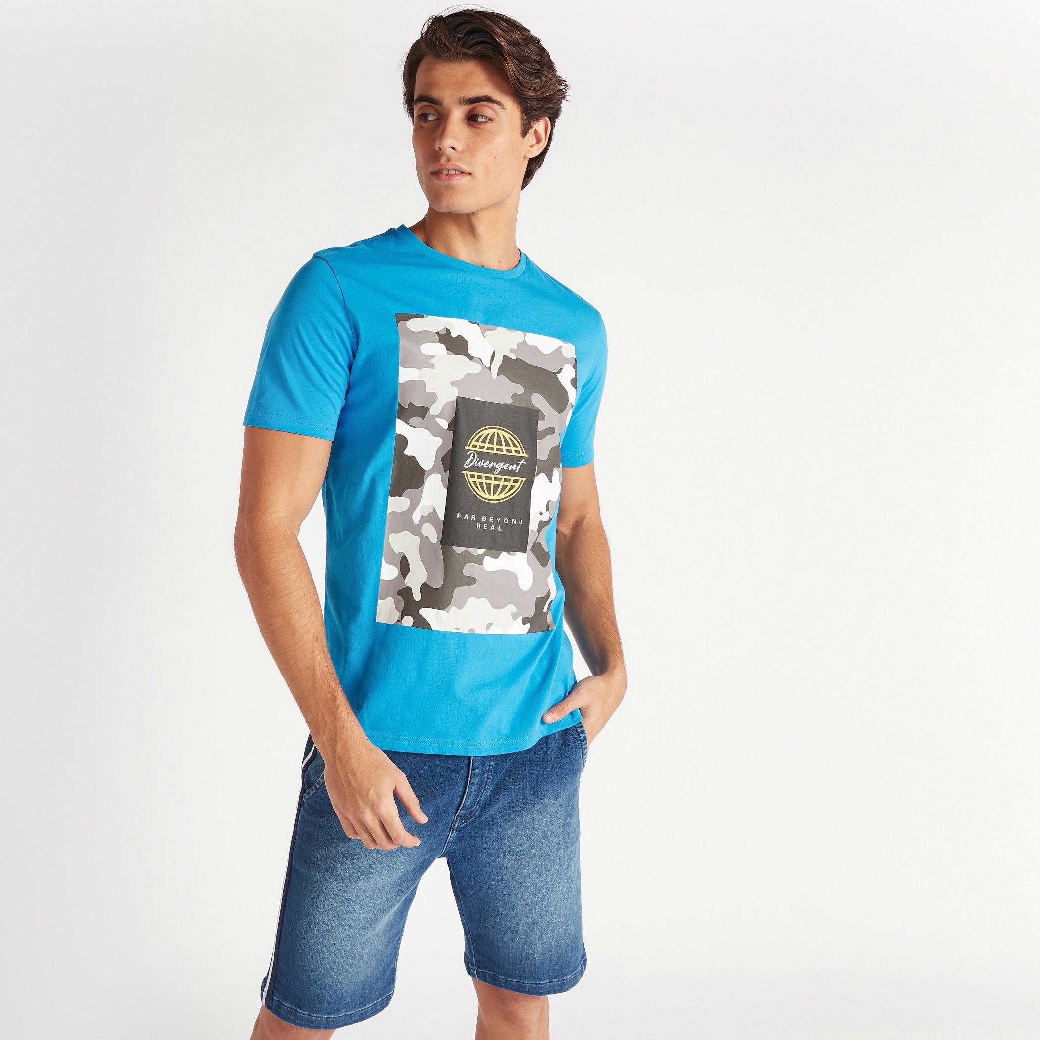 تيشيرت بياقة ضيّقة وأكمام قصيرة وطبعات مموّهة-men-clothing-tshirtsandpolos-tshirts-image-5