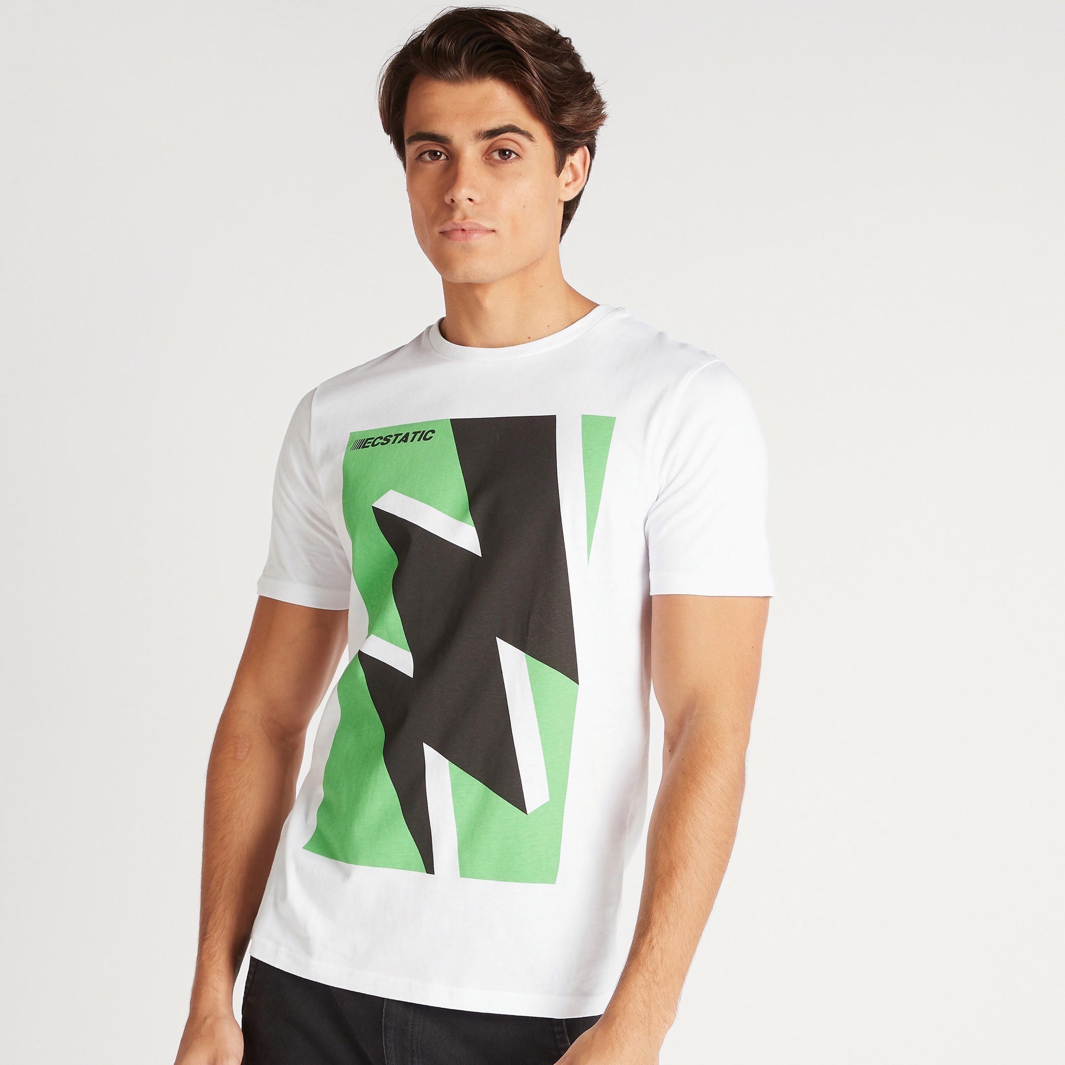 تيشيرت بياقة ضيقة وأكمام قصيرة وطبعات جَرافيك-men-clothing-tshirtsandpolos-tshirts-image-1
