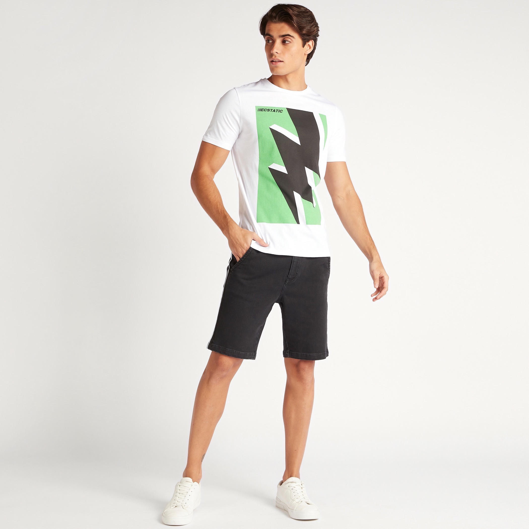 تيشيرت بياقة ضيقة وأكمام قصيرة وطبعات جَرافيك-men-clothing-tshirtsandpolos-tshirts-image-2