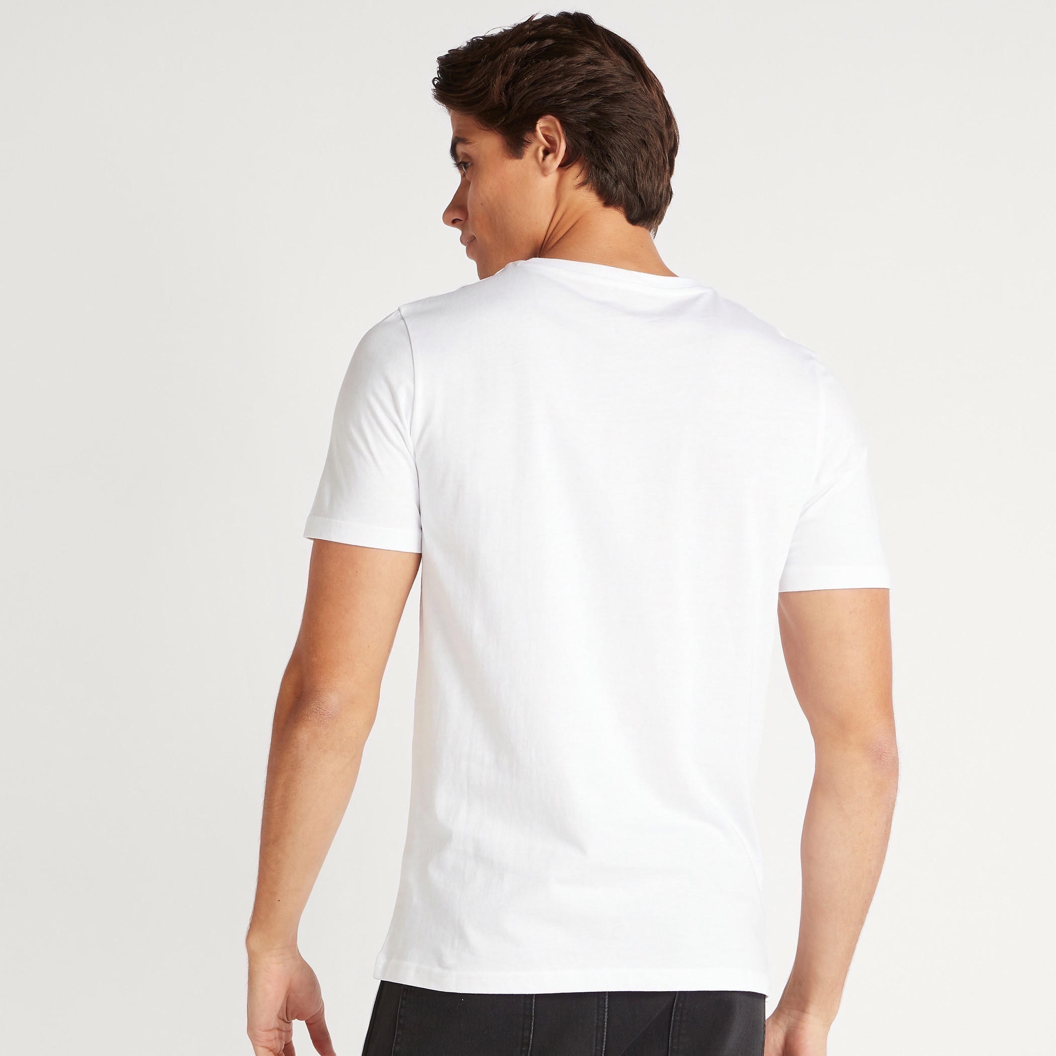تيشيرت بياقة ضيقة وأكمام قصيرة وطبعات جَرافيك-men-clothing-tshirtsandpolos-tshirts-image-4