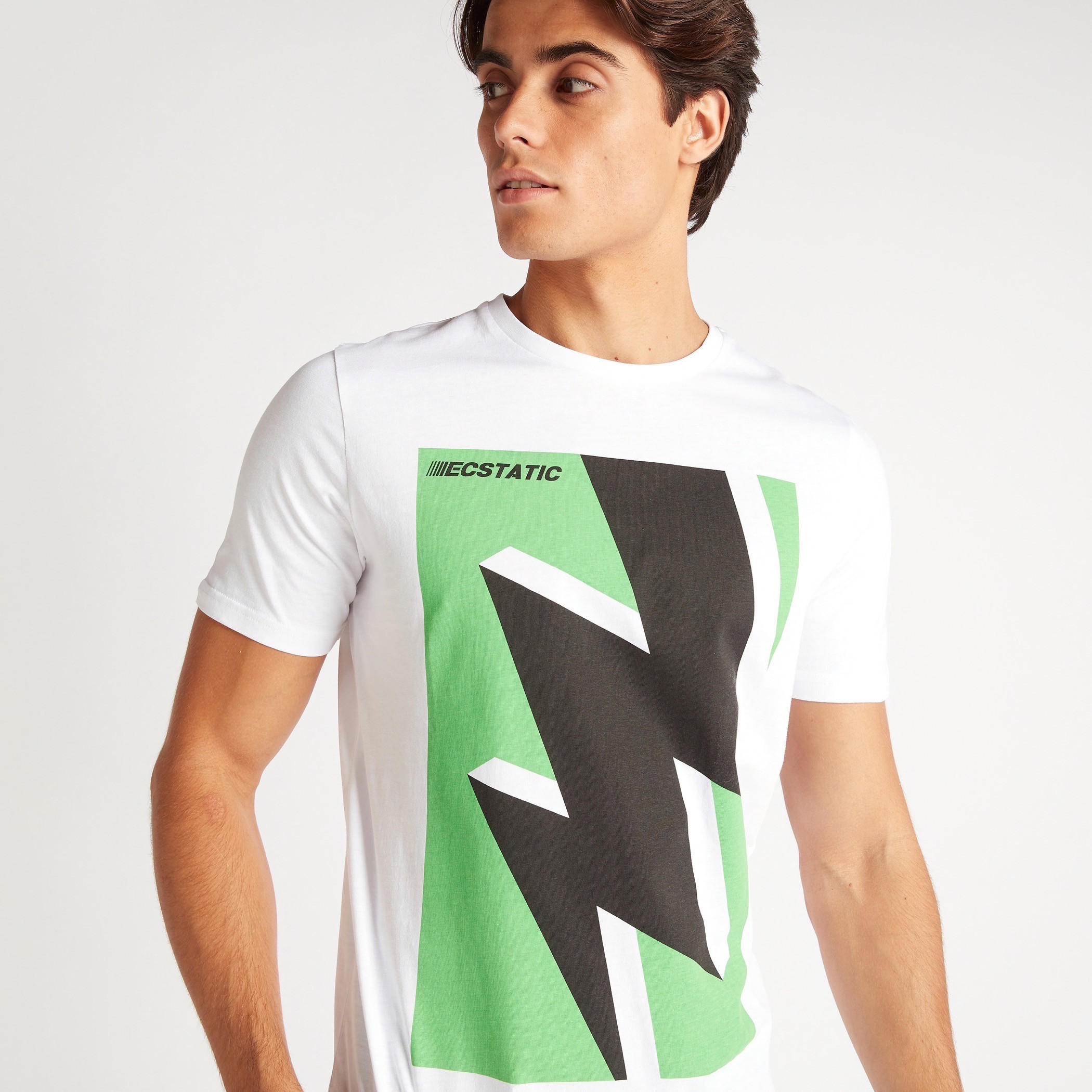 تيشيرت بياقة ضيقة وأكمام قصيرة وطبعات جَرافيك-men-clothing-tshirtsandpolos-tshirts-image-5