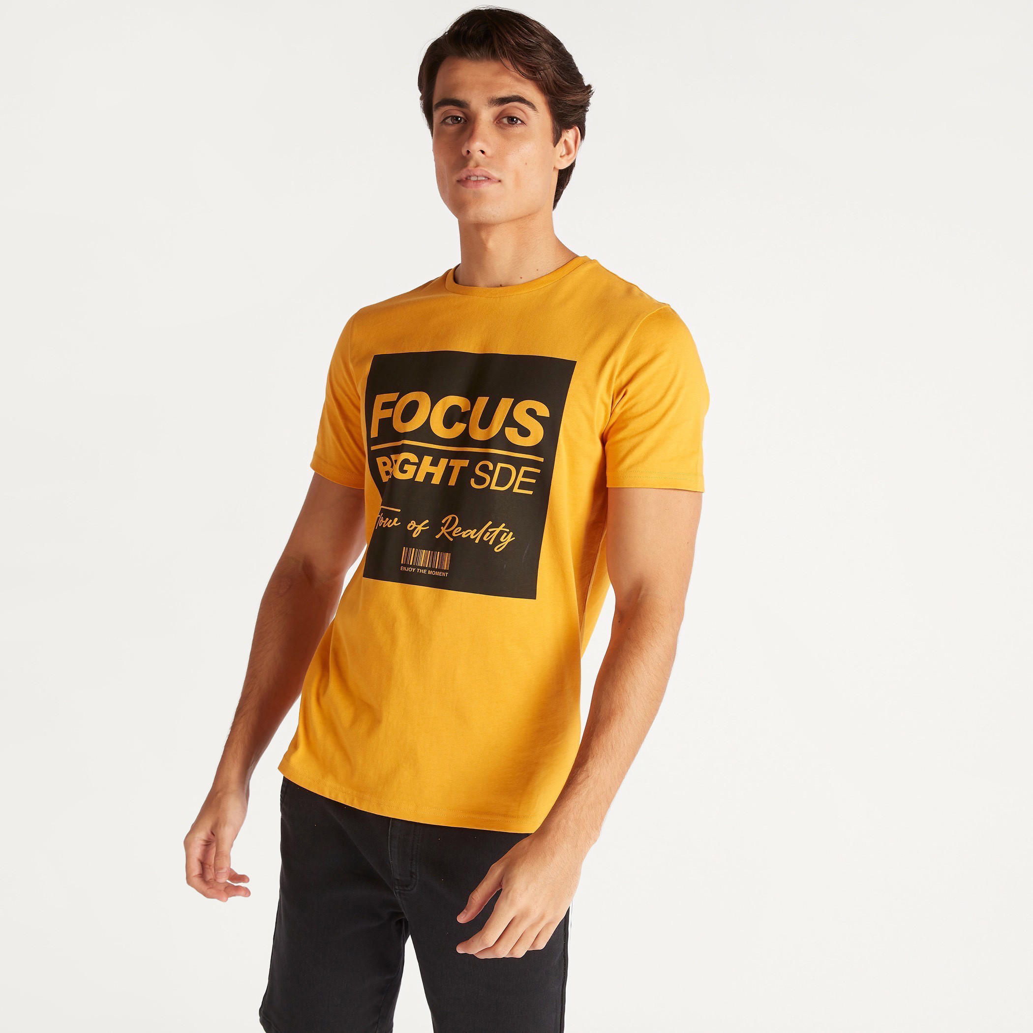 تيشيرت بياقة ضيّقة وأكمام قصيرة وطبعات-men-clothing-tshirtsandpolos-tshirts-image-1