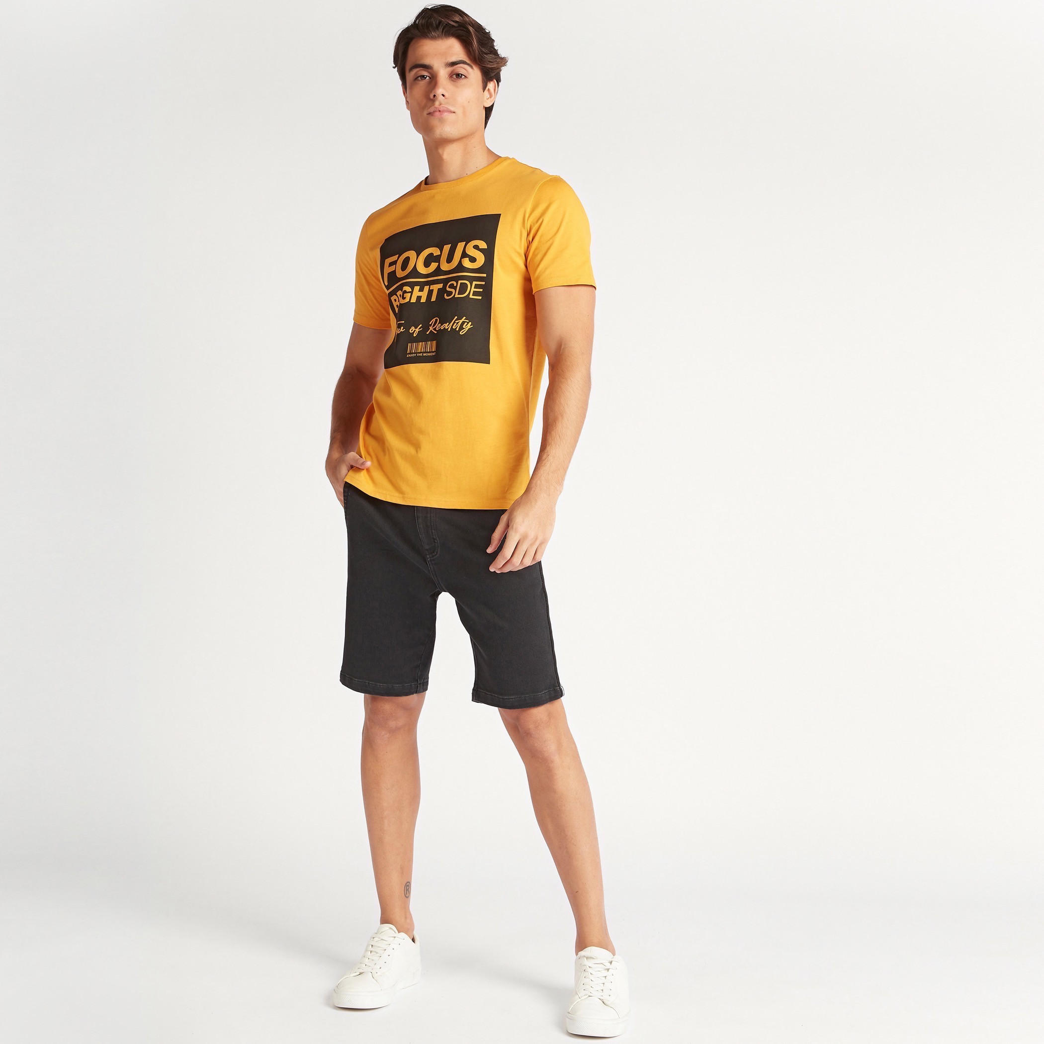 تيشيرت بياقة ضيّقة وأكمام قصيرة وطبعات-men-clothing-tshirtsandpolos-tshirts-image-2
