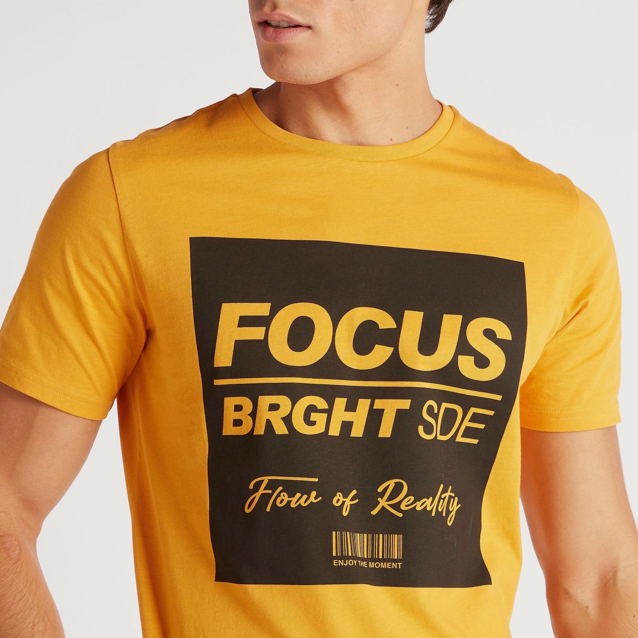 تيشيرت بياقة ضيّقة وأكمام قصيرة وطبعات-men-clothing-tshirtsandpolos-tshirts-image-3
