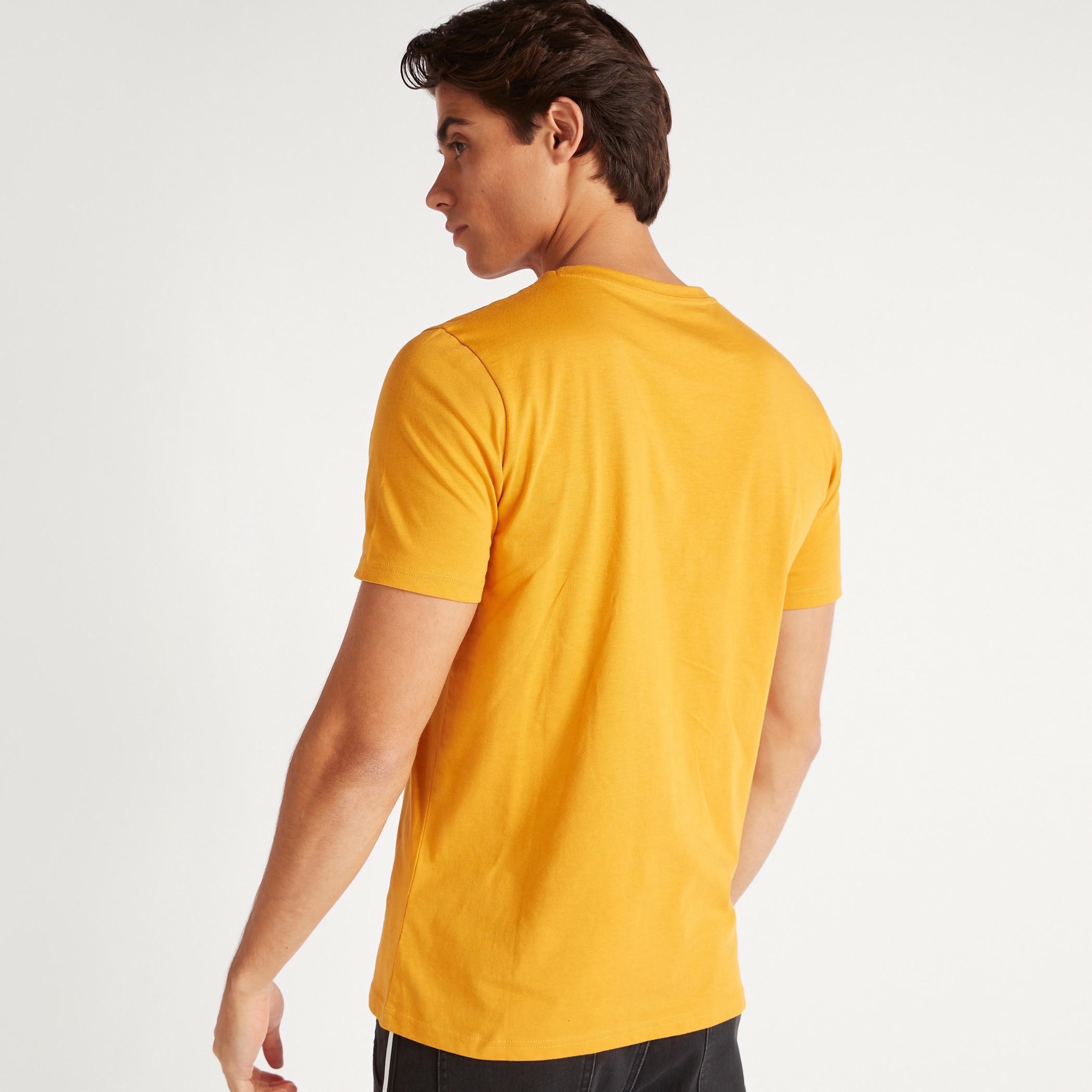 تيشيرت بياقة ضيّقة وأكمام قصيرة وطبعات-men-clothing-tshirtsandpolos-tshirts-image-4