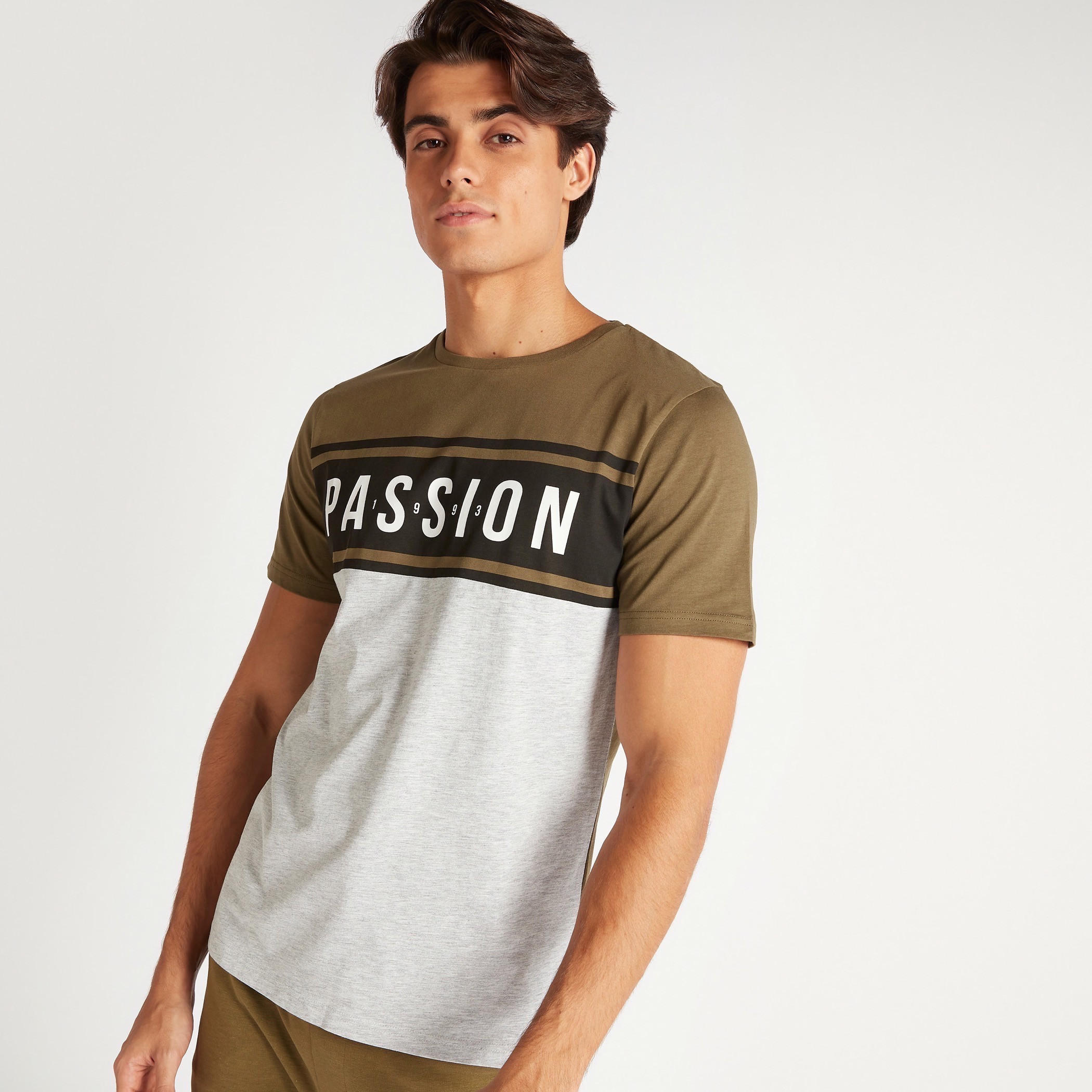 تيشيرت بياقة ضيّقة وأكمام قصيرة وطبعات-men-clothing-tshirtsandpolos-tshirts-image-5