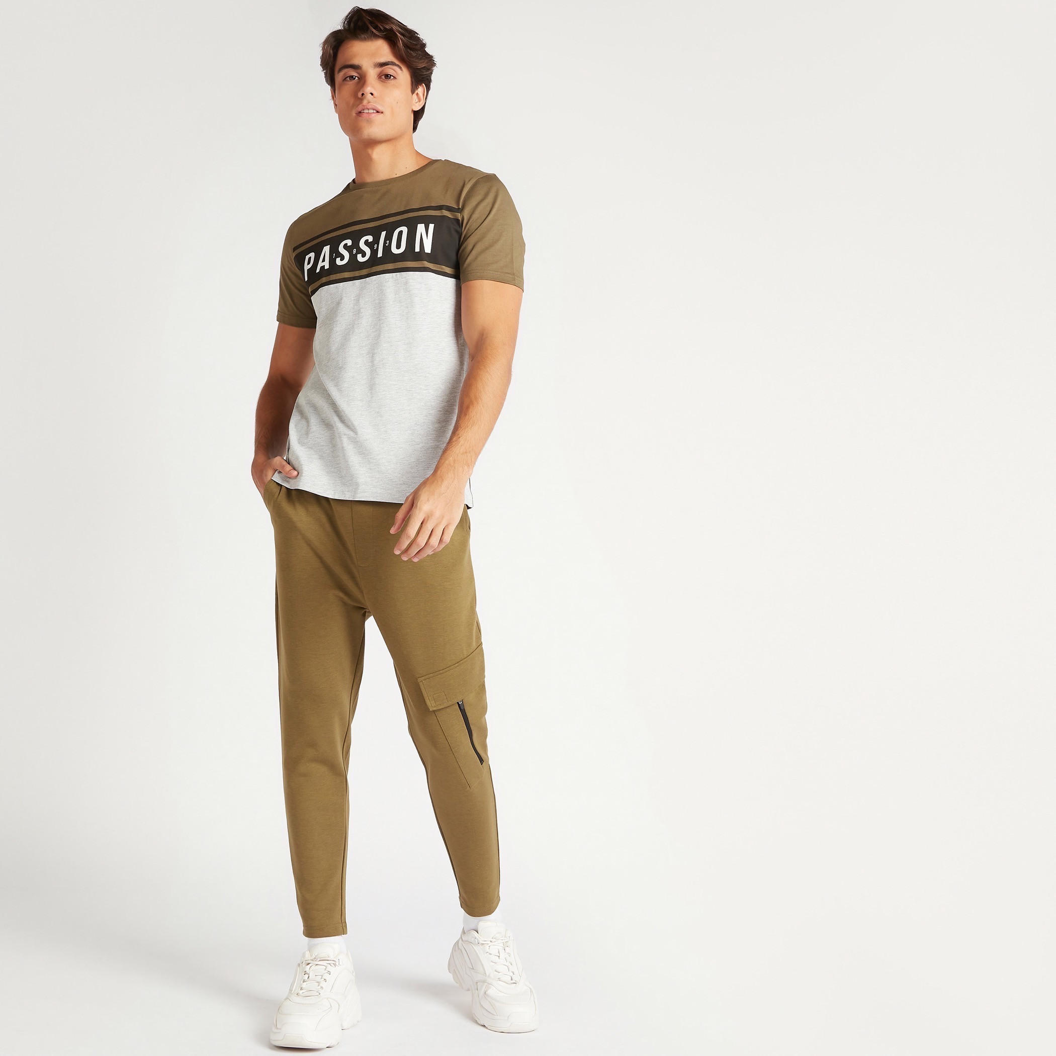 تيشيرت بياقة ضيّقة وأكمام قصيرة وطبعات-men-clothing-tshirtsandpolos-tshirts-image-4