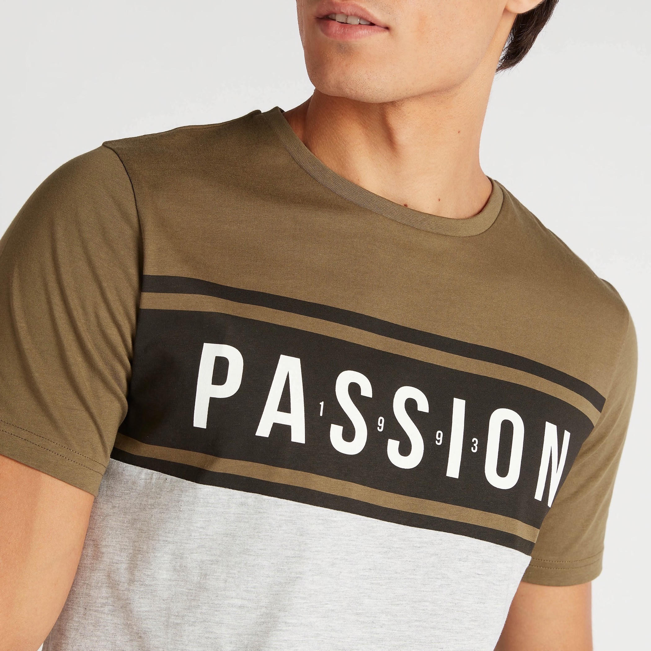 تيشيرت بياقة ضيّقة وأكمام قصيرة وطبعات-men-clothing-tshirtsandpolos-tshirts-image-3