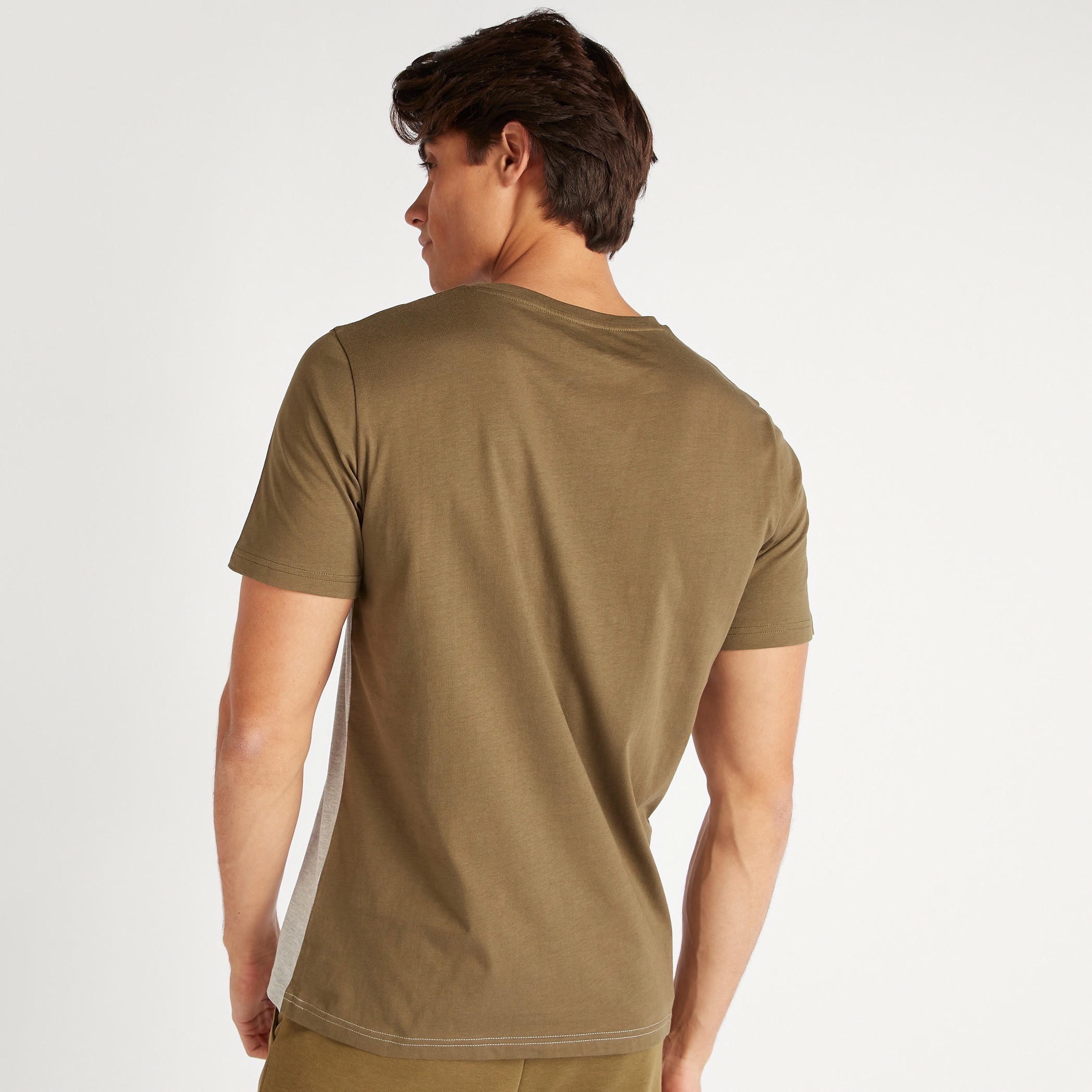 تيشيرت بياقة ضيّقة وأكمام قصيرة وطبعات-men-clothing-tshirtsandpolos-tshirts-image-2