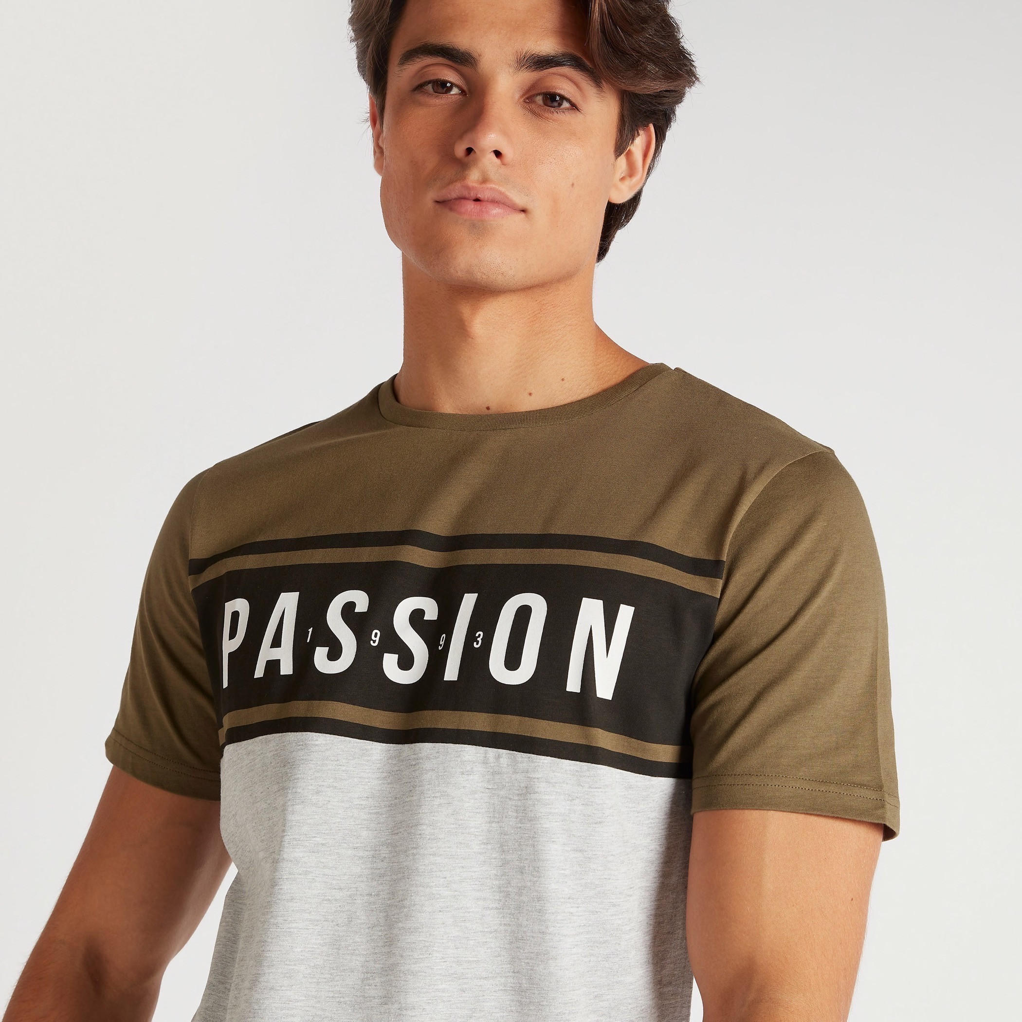 تيشيرت بياقة ضيّقة وأكمام قصيرة وطبعات-men-clothing-tshirtsandpolos-tshirts-image-1