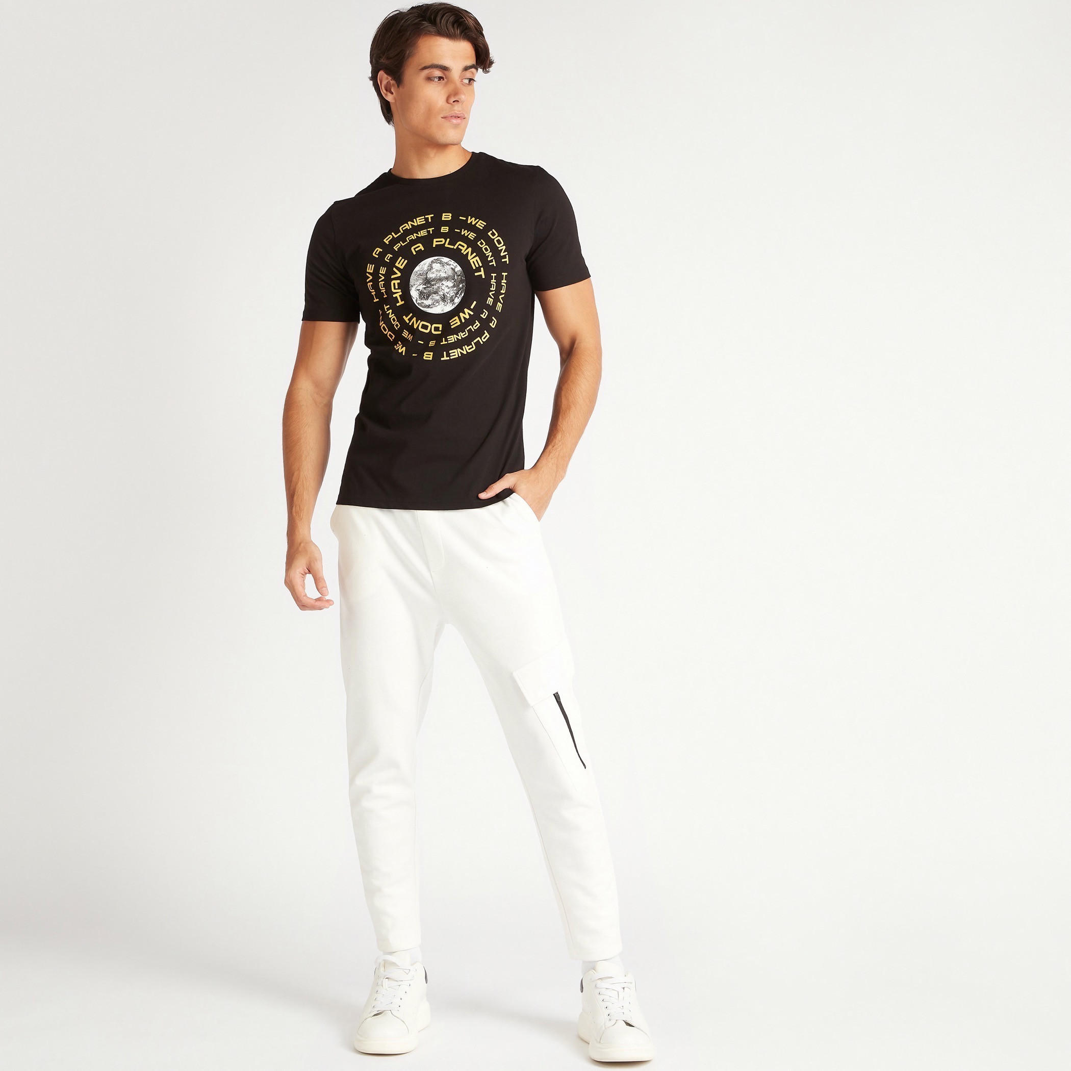 تيشيرت بياقة ضيّقة وأكمام قصيرة وطبعات-men-clothing-tshirtsandpolos-tshirts-image-4