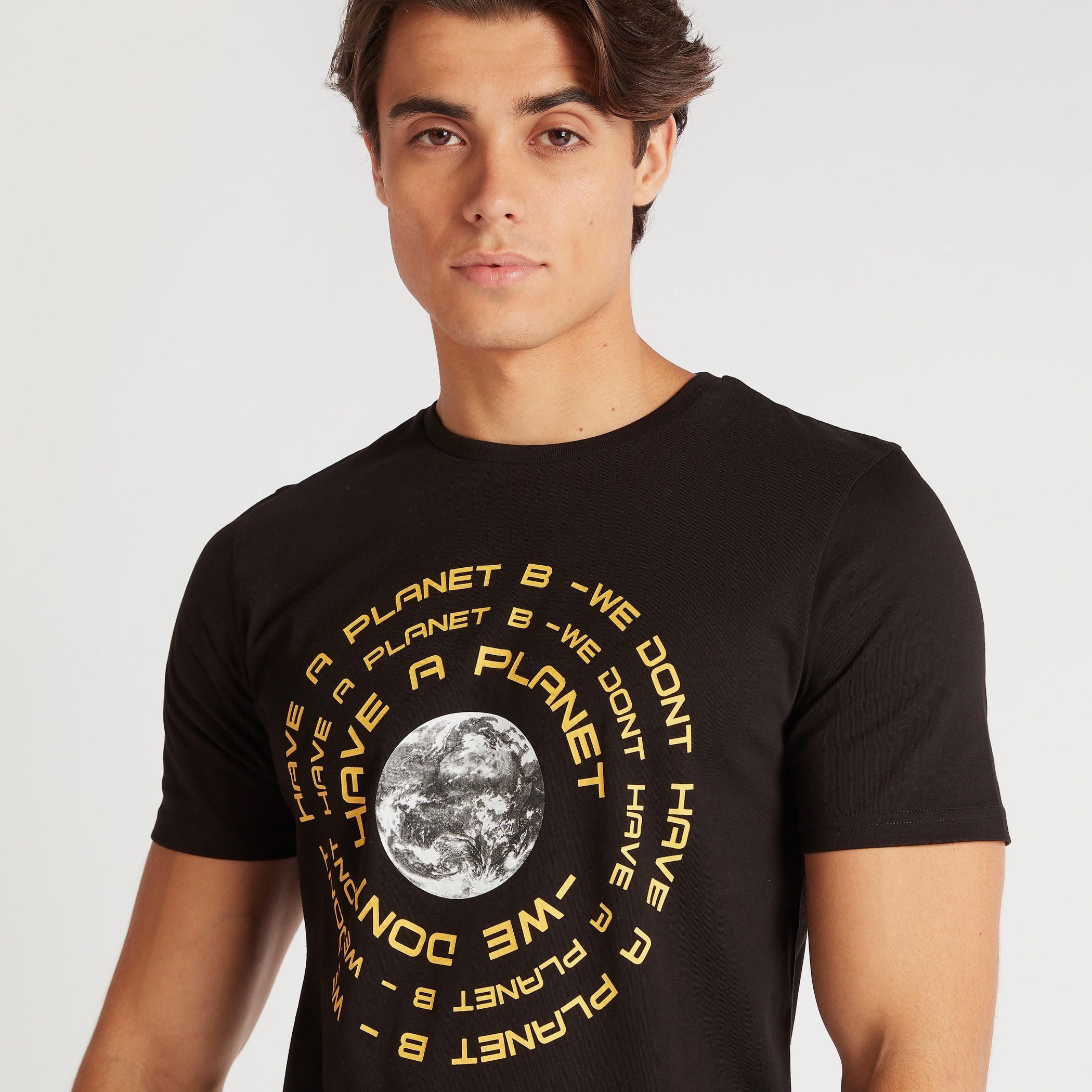 تيشيرت بياقة ضيّقة وأكمام قصيرة وطبعات-men-clothing-tshirtsandpolos-tshirts-image-1