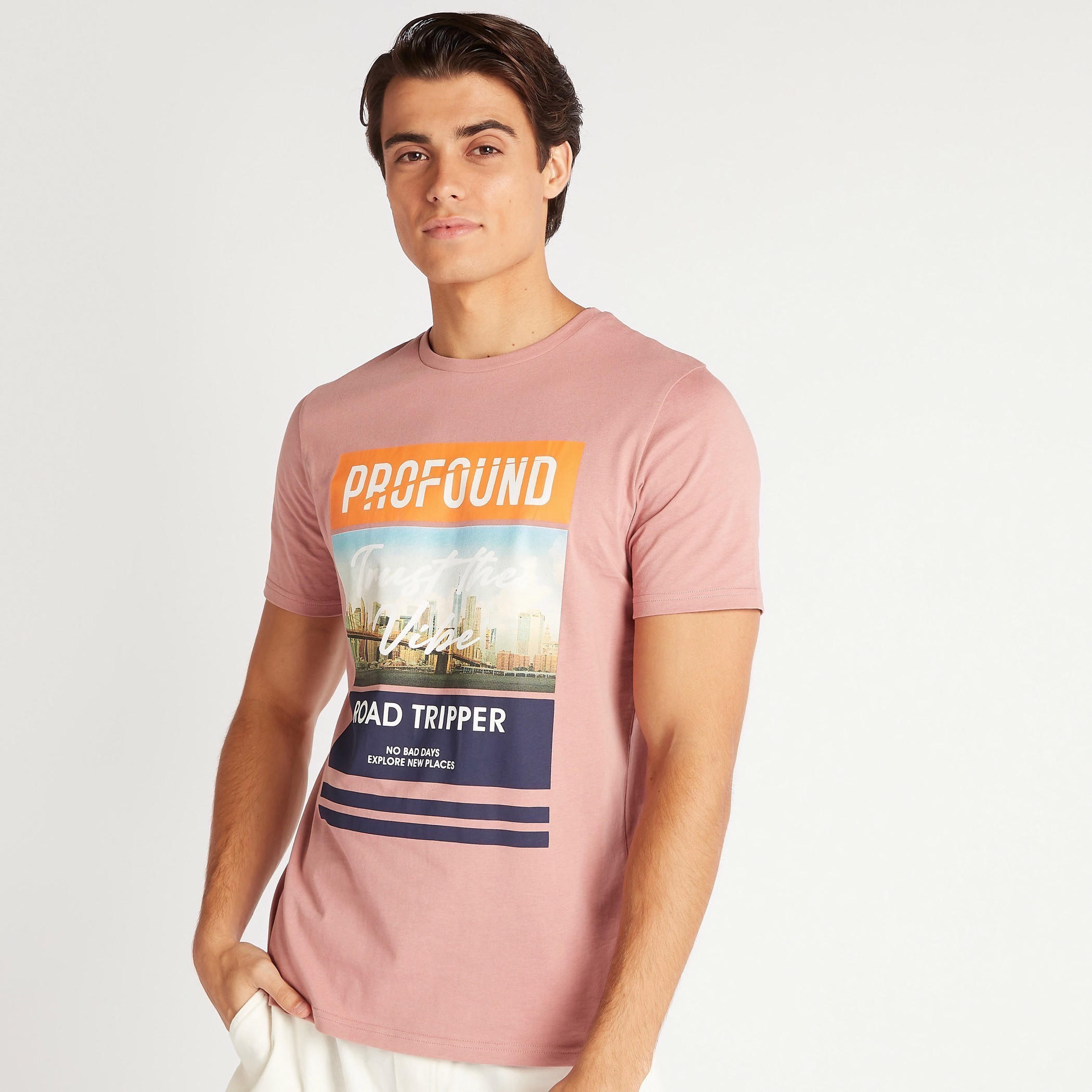 تيشيرت بياقة ضيقة وأكمام قصيرة وطبعات جَرافيك-men-clothing-tshirtsandpolos-tshirts-image-5