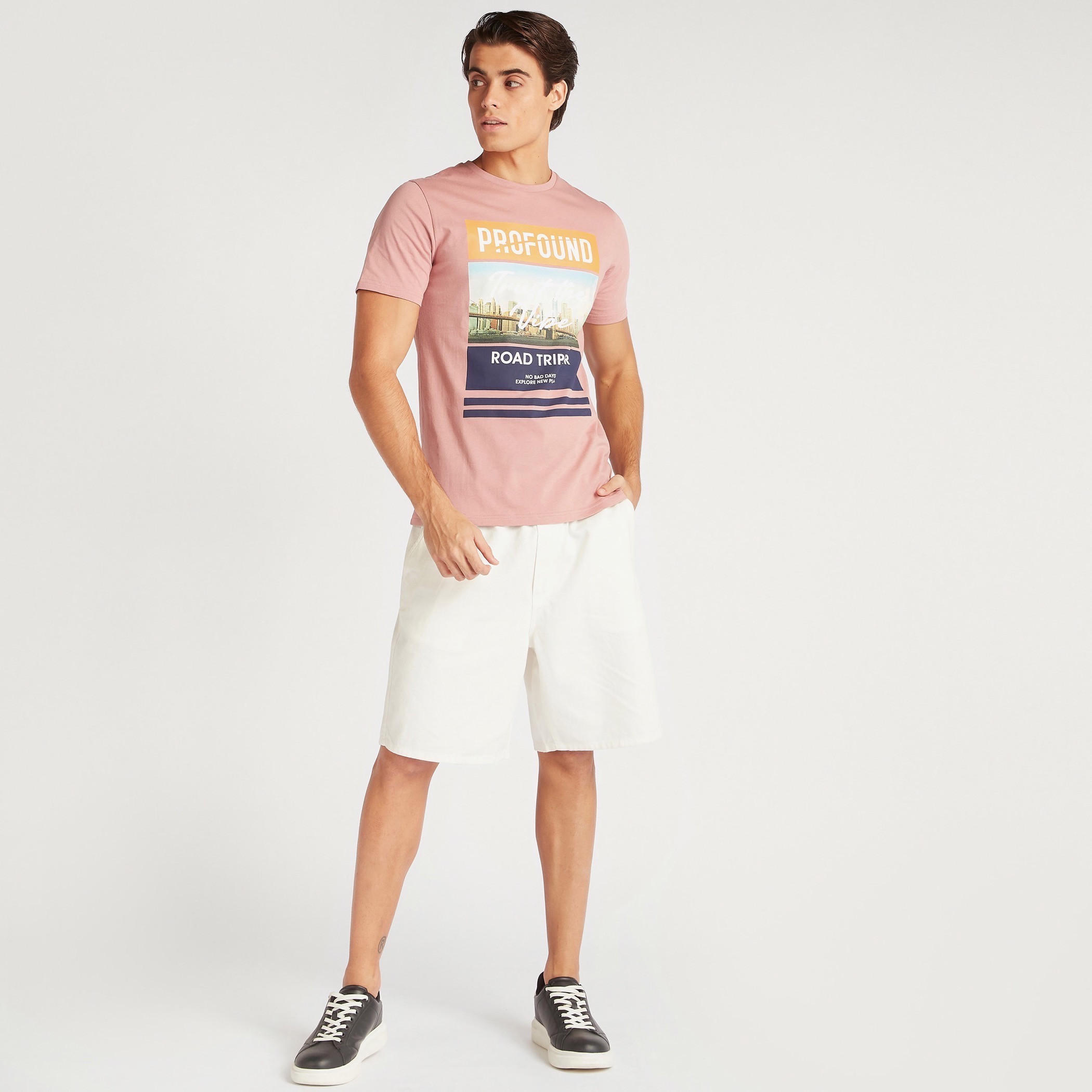 تيشيرت بياقة ضيقة وأكمام قصيرة وطبعات جَرافيك-men-clothing-tshirtsandpolos-tshirts-image-4