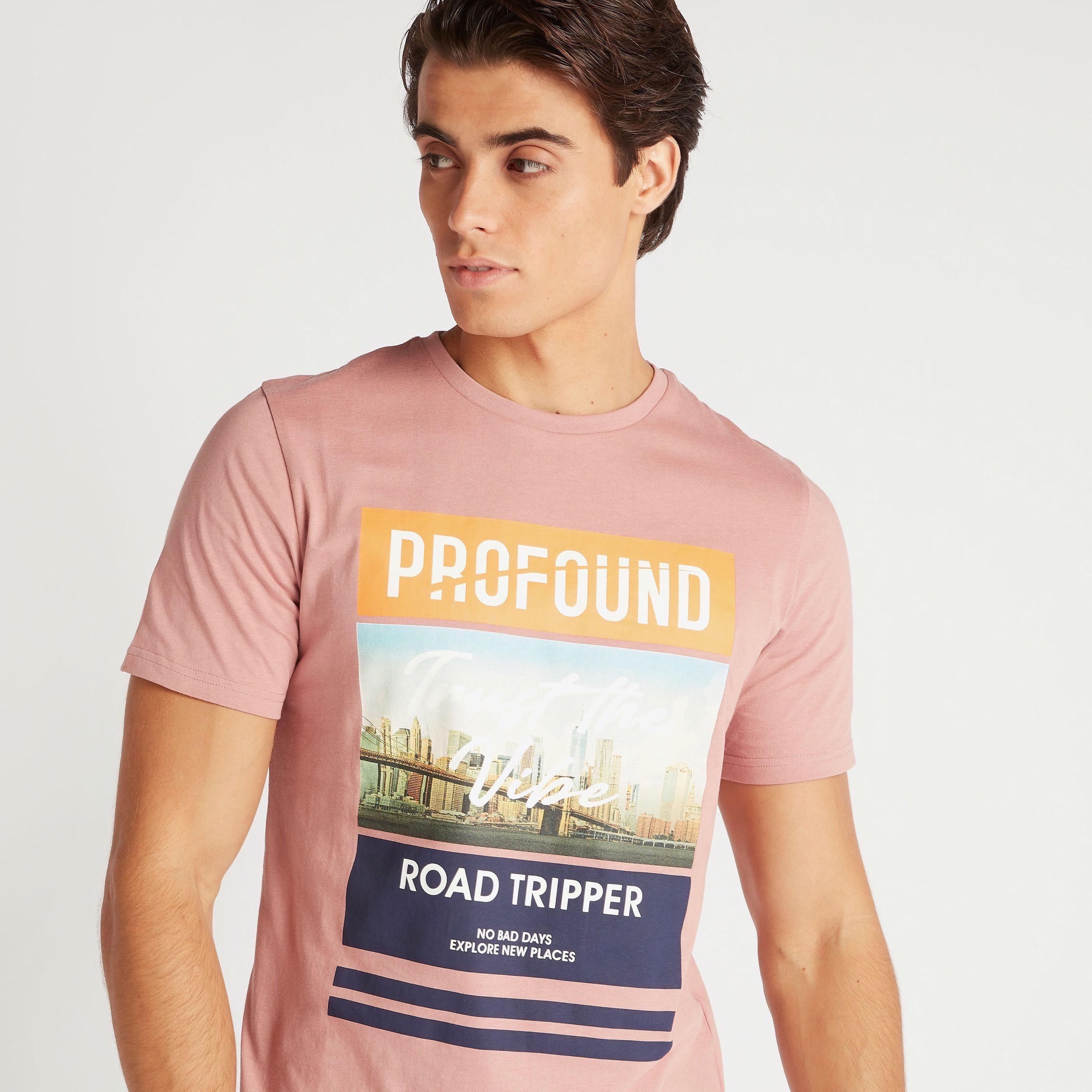 تيشيرت بياقة ضيقة وأكمام قصيرة وطبعات جَرافيك-men-clothing-tshirtsandpolos-tshirts-image-3