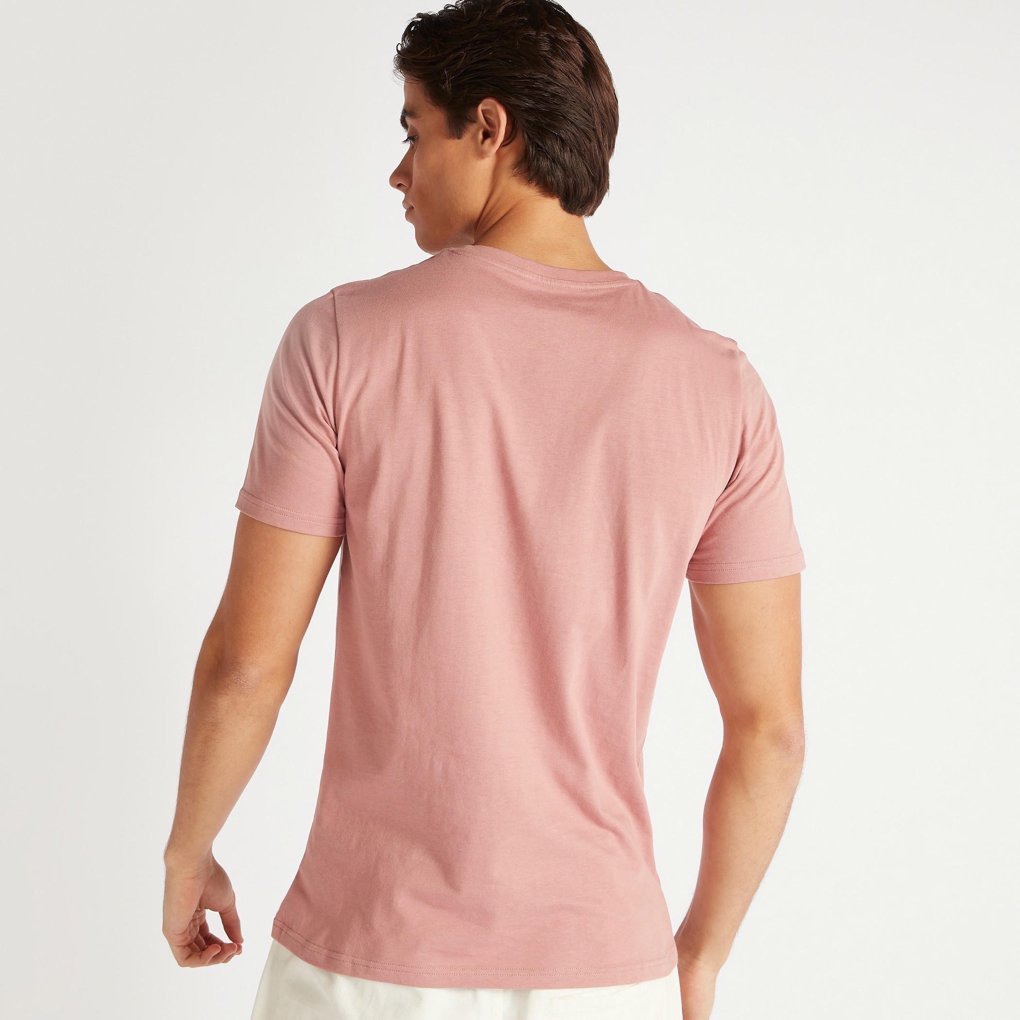 تيشيرت بياقة ضيقة وأكمام قصيرة وطبعات جَرافيك-men-clothing-tshirtsandpolos-tshirts-image-2