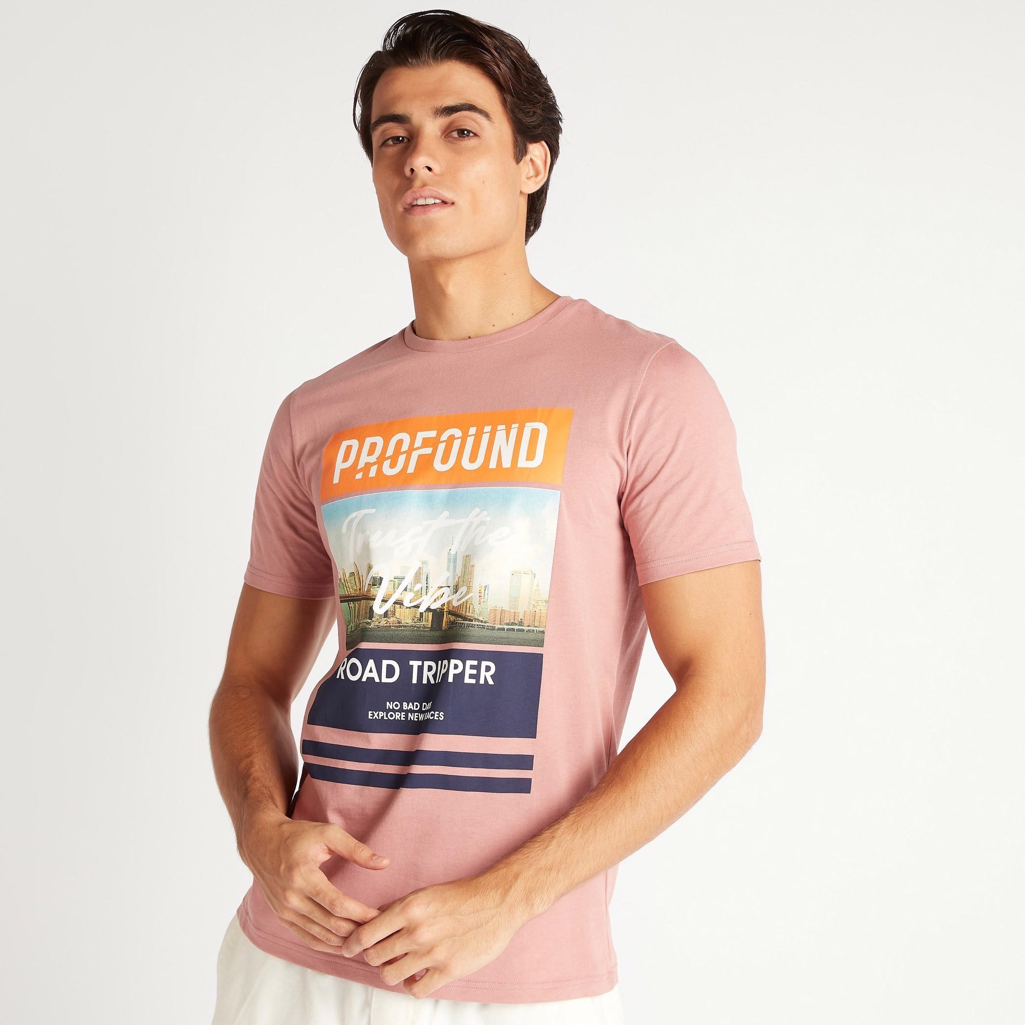 تيشيرت بياقة ضيقة وأكمام قصيرة وطبعات جَرافيك-men-clothing-tshirtsandpolos-tshirts-image-1
