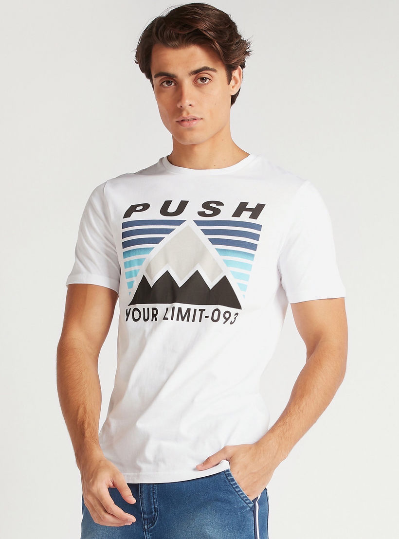 تيشيرت بقصة سليم وياقة ضيقة وأكمام قصيرة وطبعات-men-clothing-tshirtsandpolos-tshirts-image-5