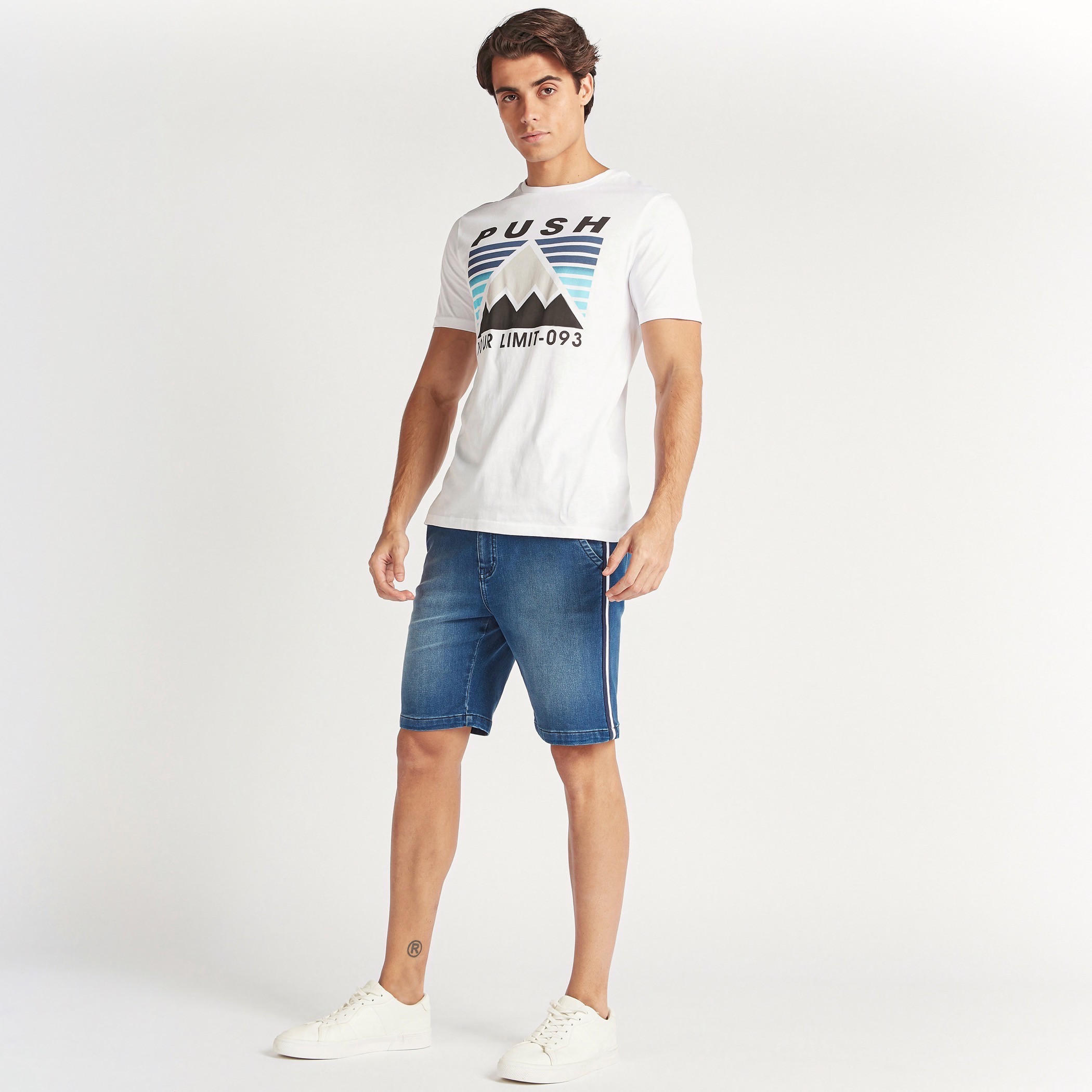 تيشيرت بقصة سليم وياقة ضيقة وأكمام قصيرة وطبعات-men-clothing-tshirtsandpolos-tshirts-image-4