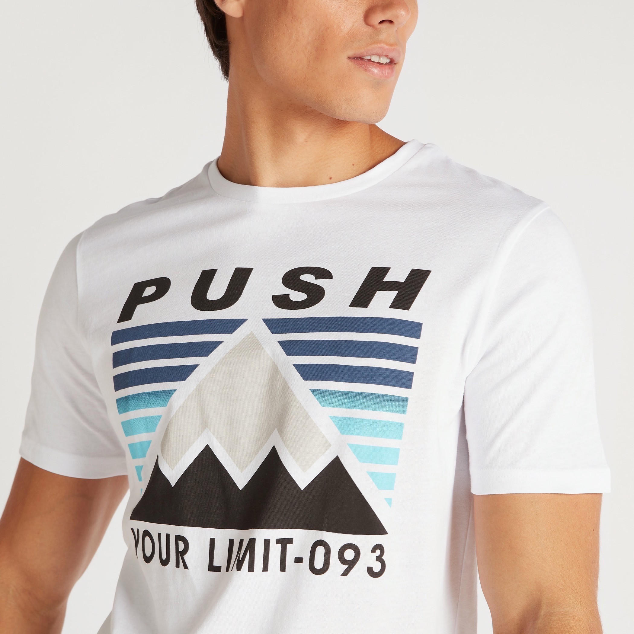 تيشيرت بقصة سليم وياقة ضيقة وأكمام قصيرة وطبعات-men-clothing-tshirtsandpolos-tshirts-image-3