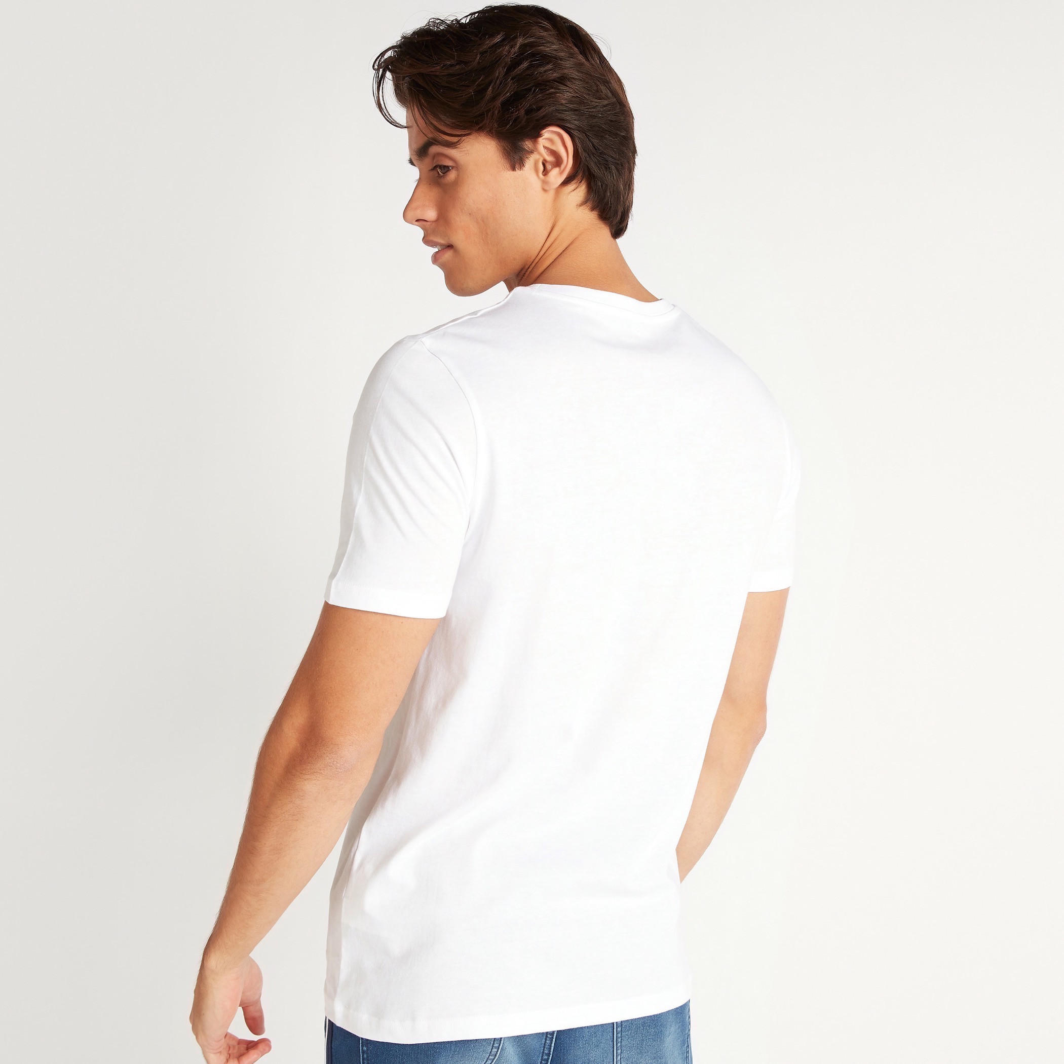 تيشيرت بقصة سليم وياقة ضيقة وأكمام قصيرة وطبعات-men-clothing-tshirtsandpolos-tshirts-image-2