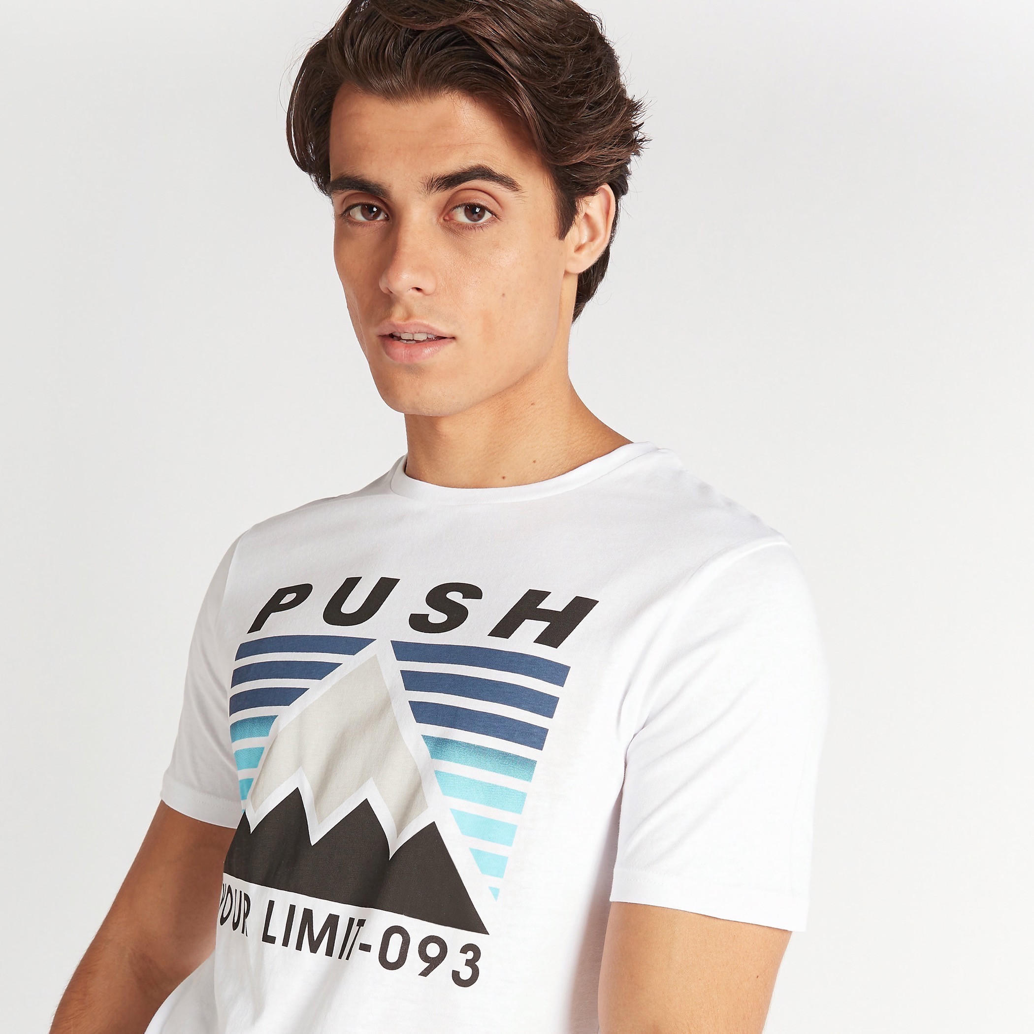 تيشيرت بقصة سليم وياقة ضيقة وأكمام قصيرة وطبعات-men-clothing-tshirtsandpolos-tshirts-image-1