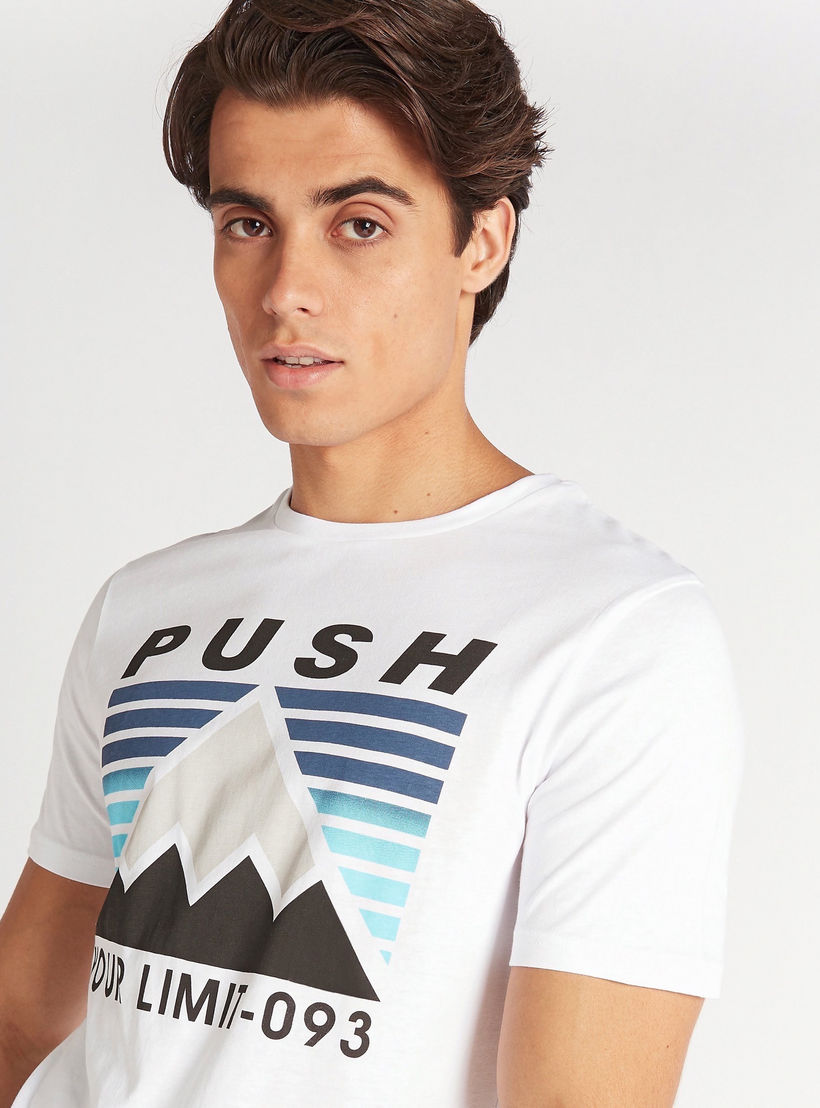 تيشيرت بقصة سليم وياقة ضيقة وأكمام قصيرة وطبعات-men-clothing-tshirtsandpolos-tshirts-image-1