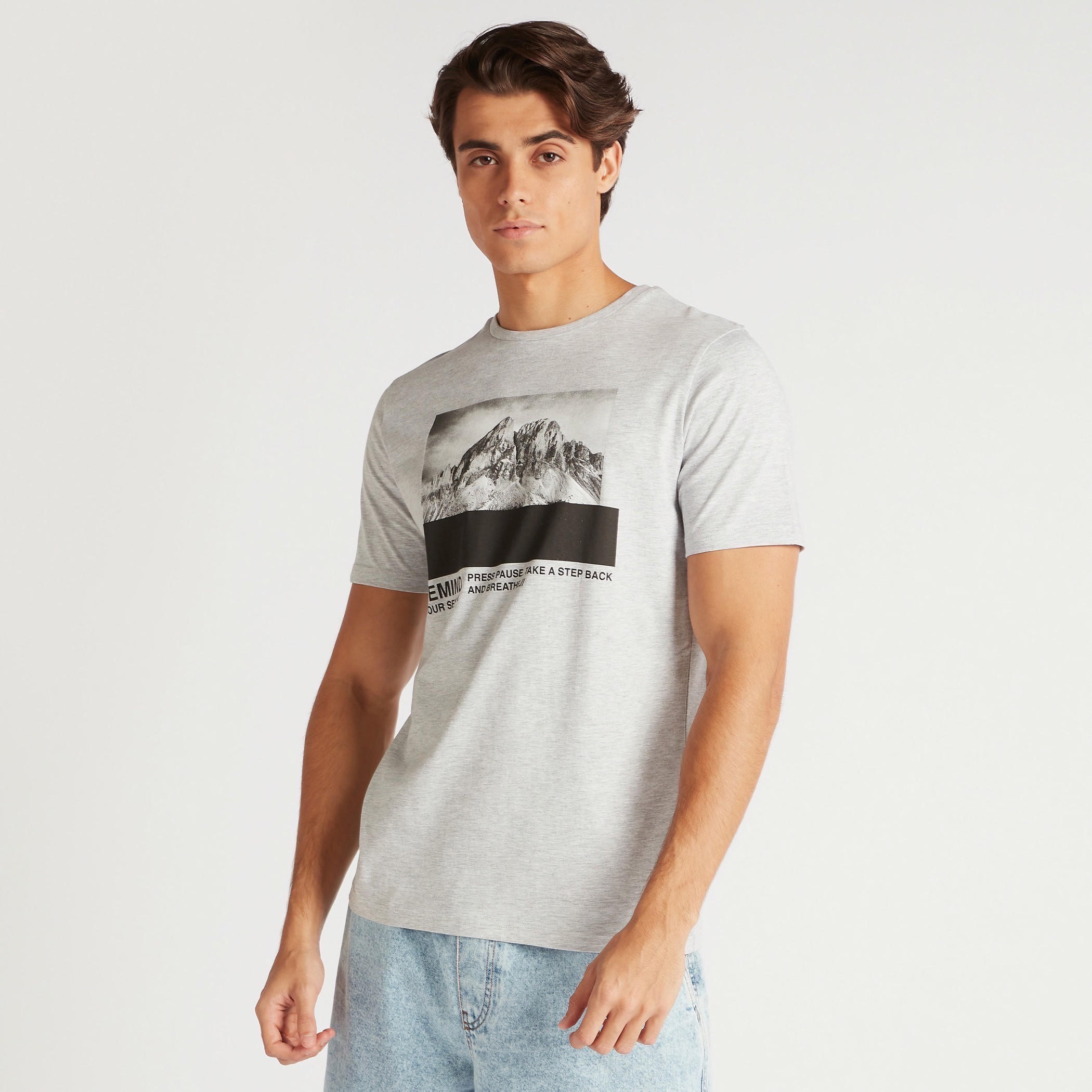 تيشيرت بياقة ضيّقة وأكمام قصيرة وطبعات-men-clothing-tshirtsandpolos-tshirts-image-1