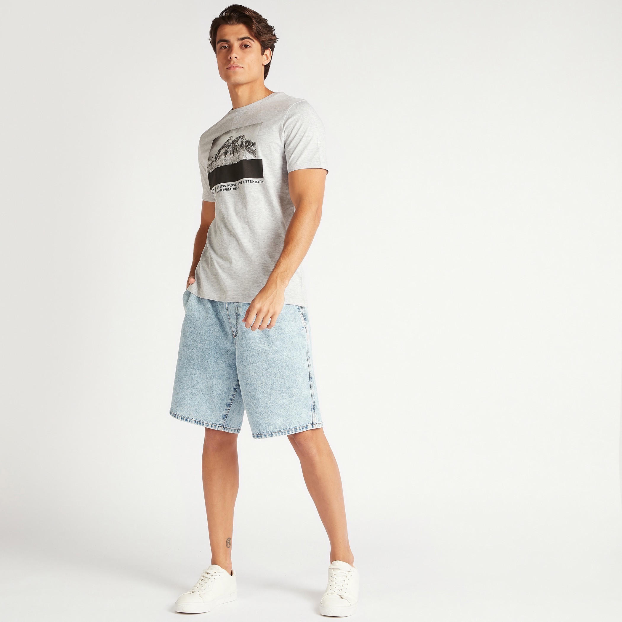 تيشيرت بياقة ضيّقة وأكمام قصيرة وطبعات-men-clothing-tshirtsandpolos-tshirts-image-2