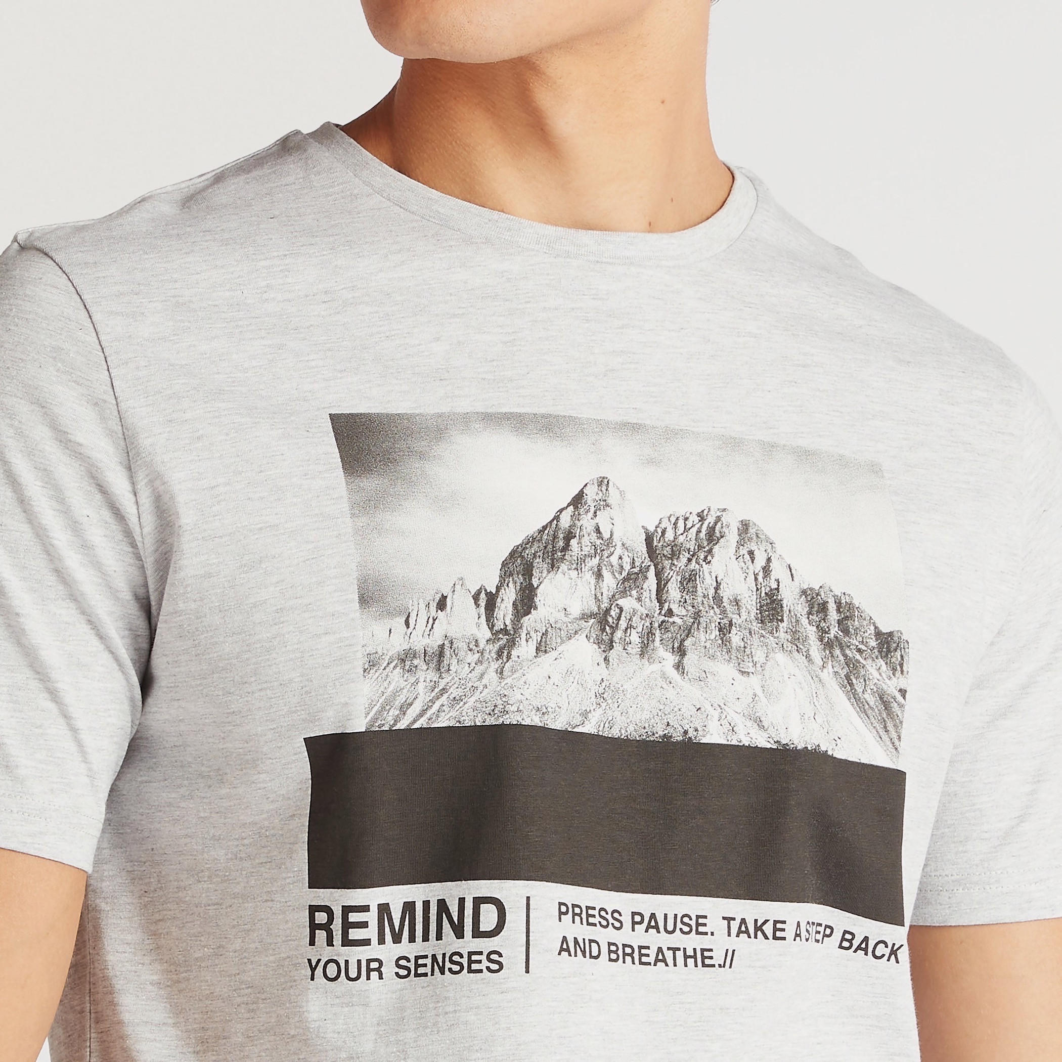 تيشيرت بياقة ضيّقة وأكمام قصيرة وطبعات-men-clothing-tshirtsandpolos-tshirts-image-3