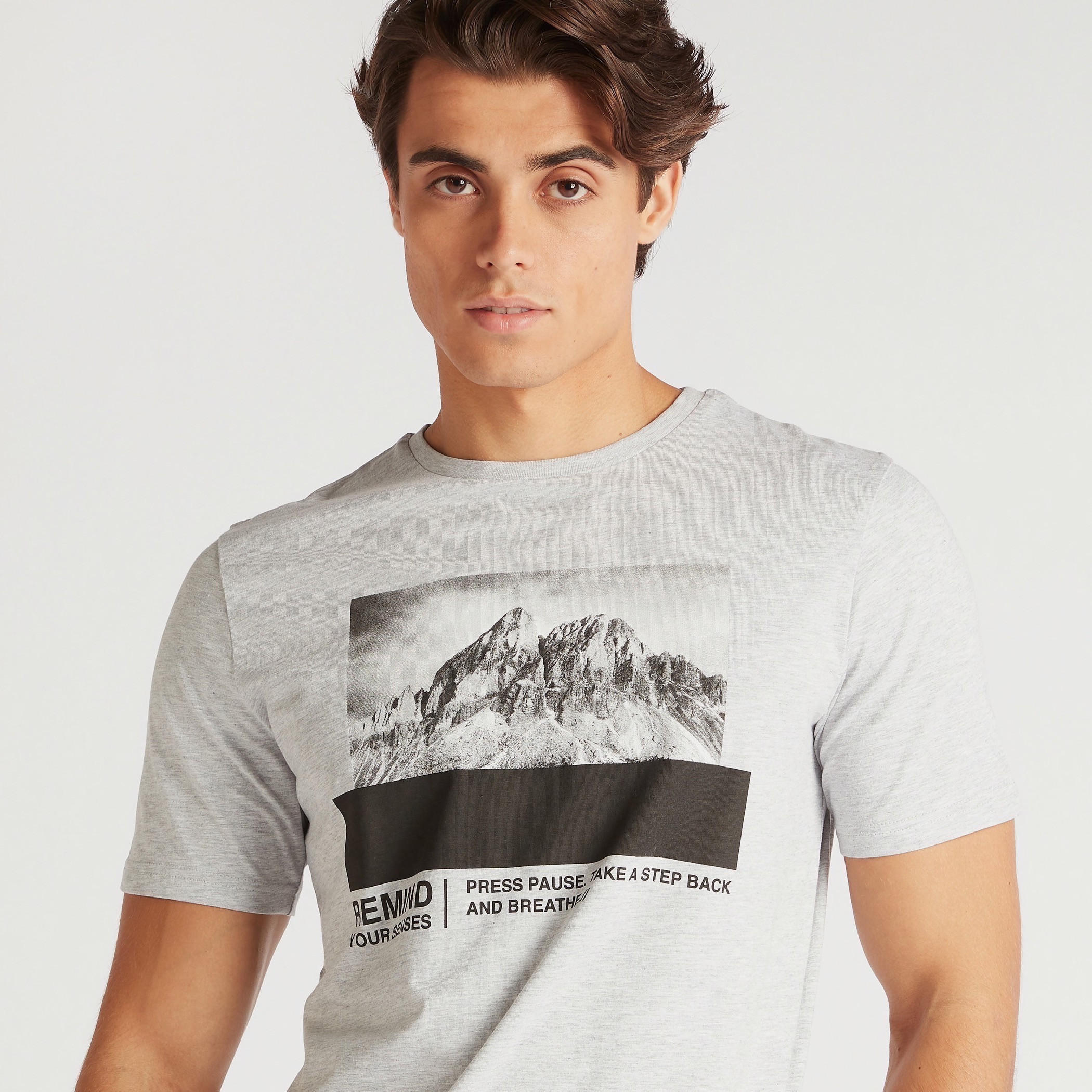 تيشيرت بياقة ضيّقة وأكمام قصيرة وطبعات-men-clothing-tshirtsandpolos-tshirts-image-5