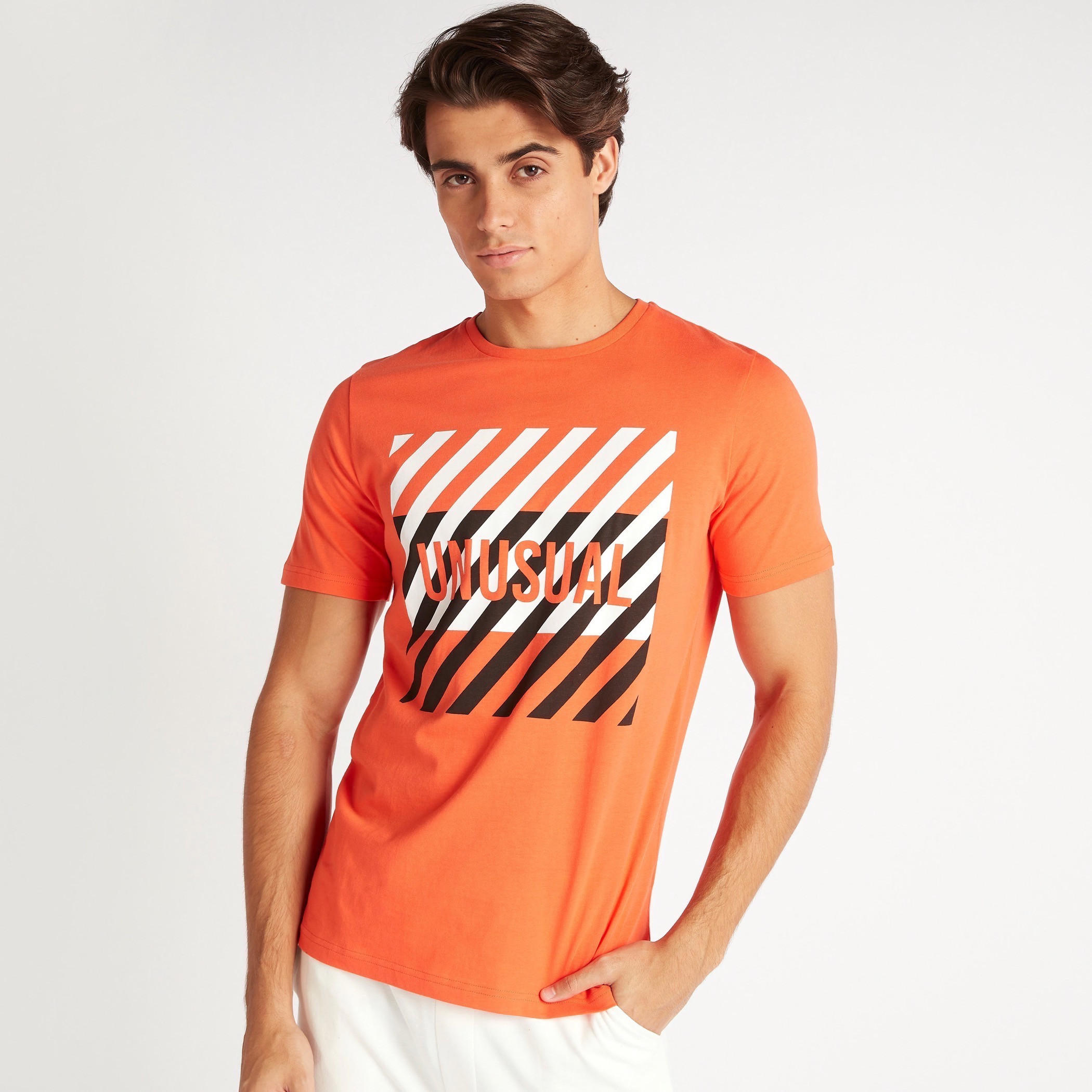 تيشيرت بياقة ضيّقة وأكمام قصيرة وطبعات-men-clothing-tshirtsandpolos-tshirts-image-1