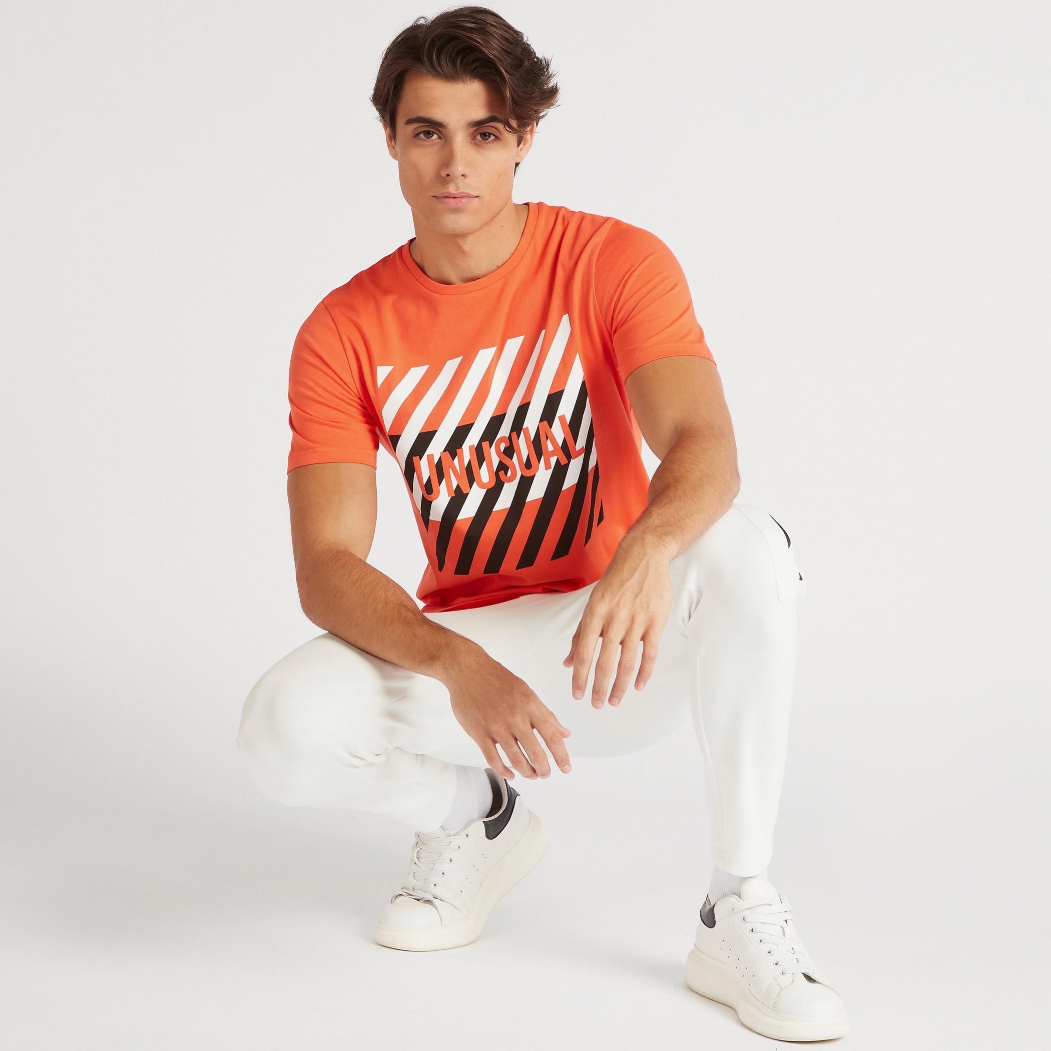 تيشيرت بياقة ضيّقة وأكمام قصيرة وطبعات-men-clothing-tshirtsandpolos-tshirts-image-2