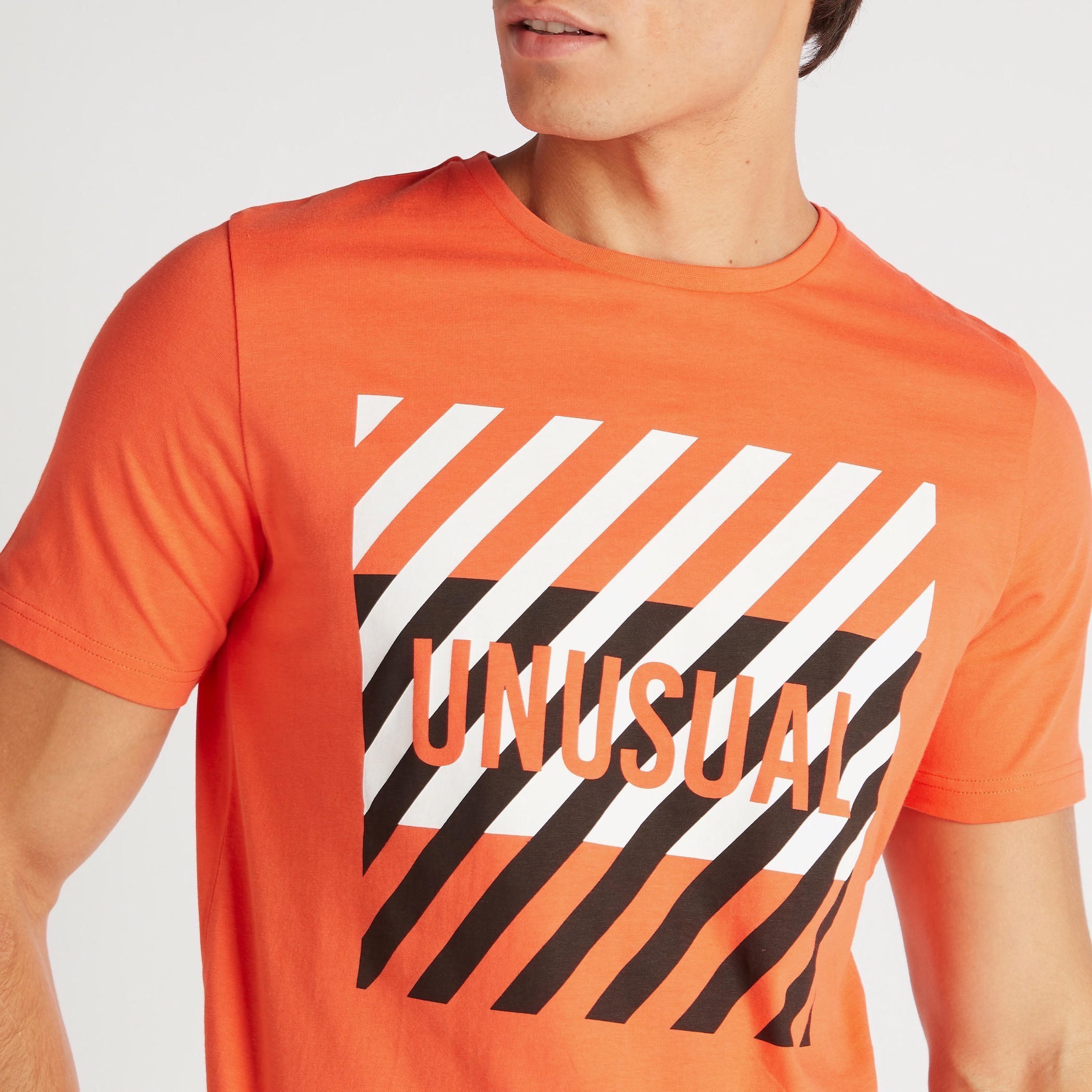 تيشيرت بياقة ضيّقة وأكمام قصيرة وطبعات-men-clothing-tshirtsandpolos-tshirts-image-3