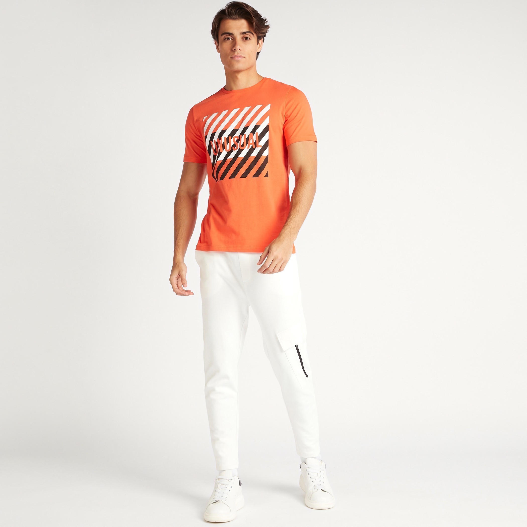 تيشيرت بياقة ضيّقة وأكمام قصيرة وطبعات-men-clothing-tshirtsandpolos-tshirts-image-5