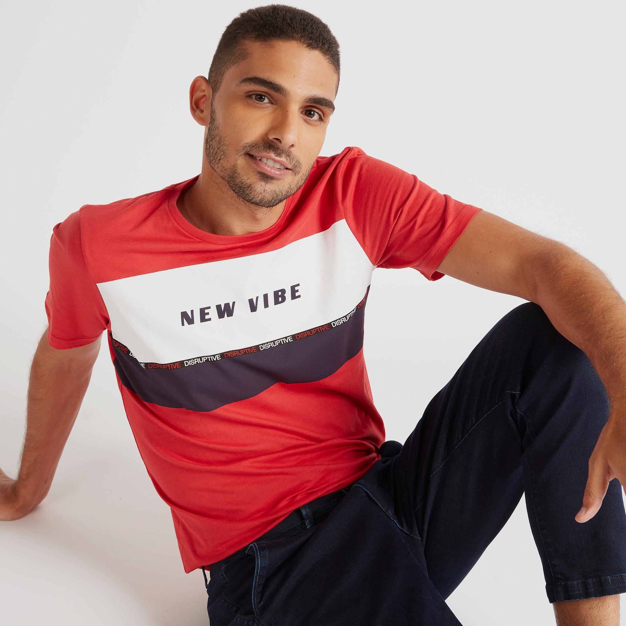 تيشيرت بياقة ضيّقة وأكمام قصيرة وطبعات-men-clothing-tshirtsandpolos-tshirts-image-1