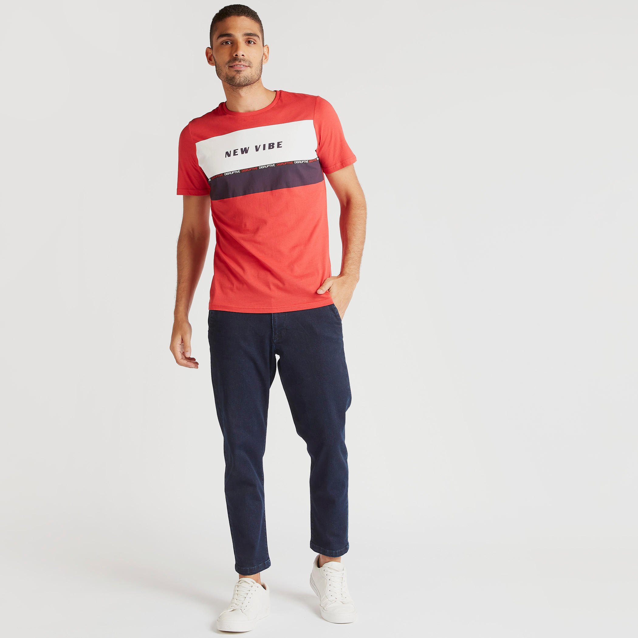 تيشيرت بياقة ضيّقة وأكمام قصيرة وطبعات-men-clothing-tshirtsandpolos-tshirts-image-2