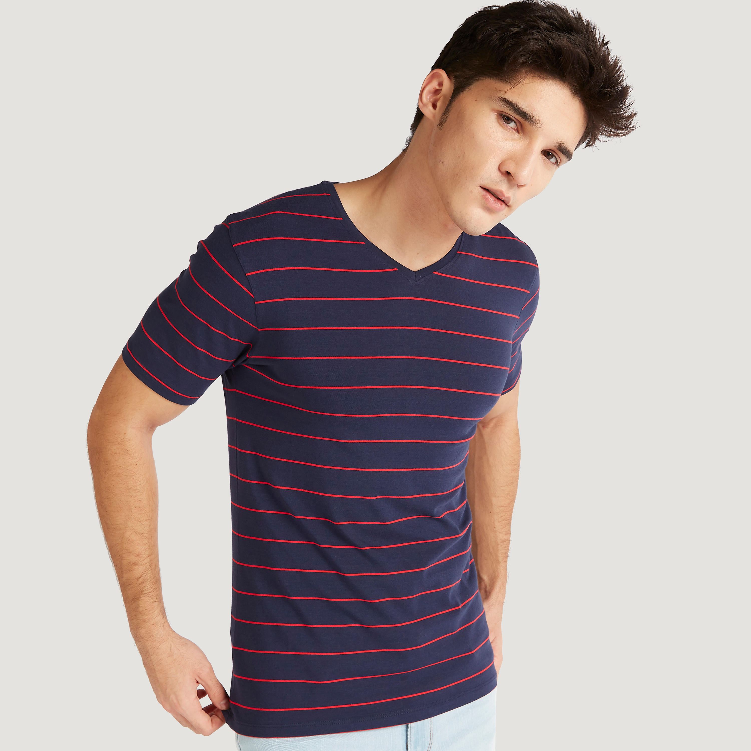 تيشيرت مخطّط بياقة V وأكمام قصيرة-men-clothing-tshirtsandpolos-tshirts-image-1