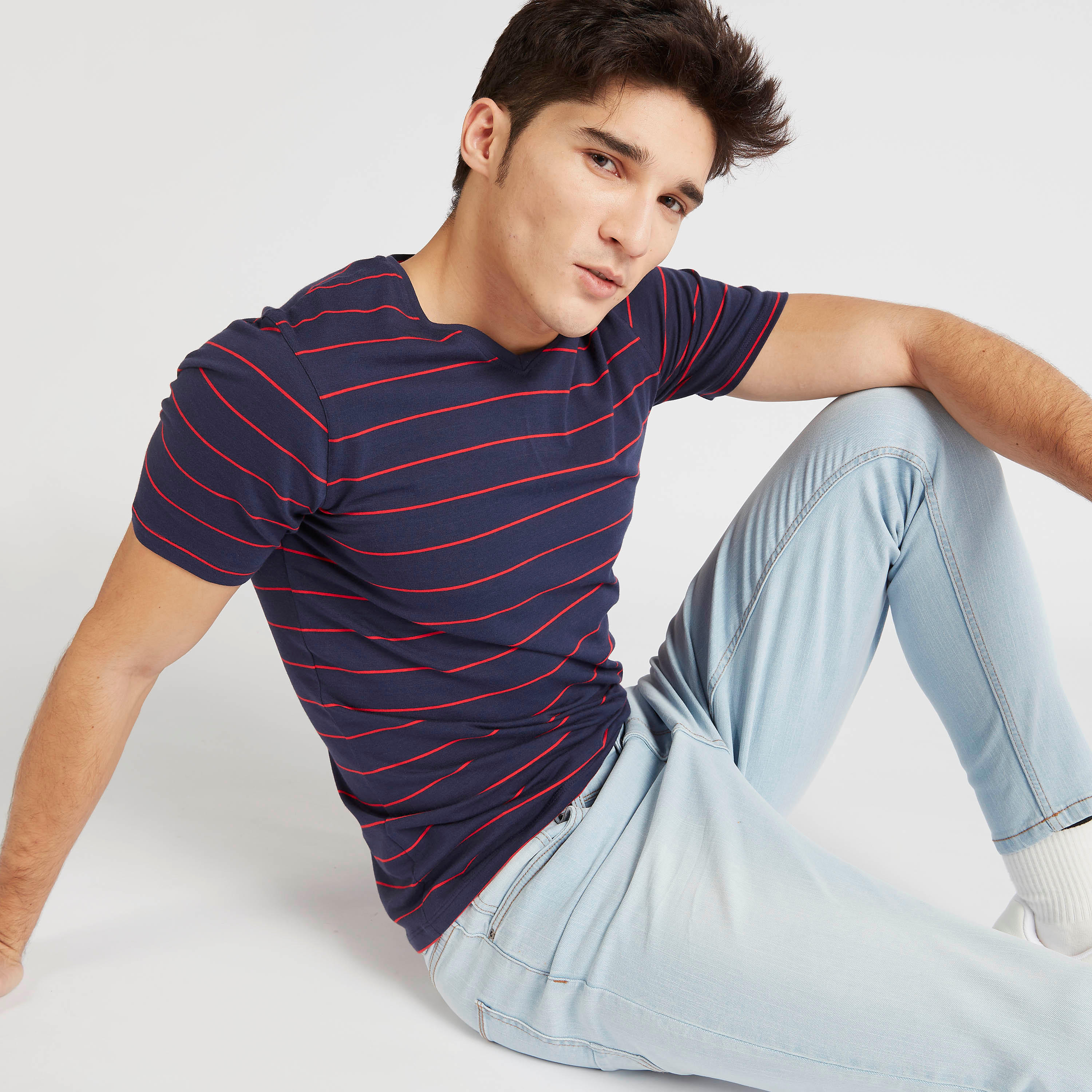 تيشيرت مخطّط بياقة V وأكمام قصيرة-men-clothing-tshirtsandpolos-tshirts-image-2