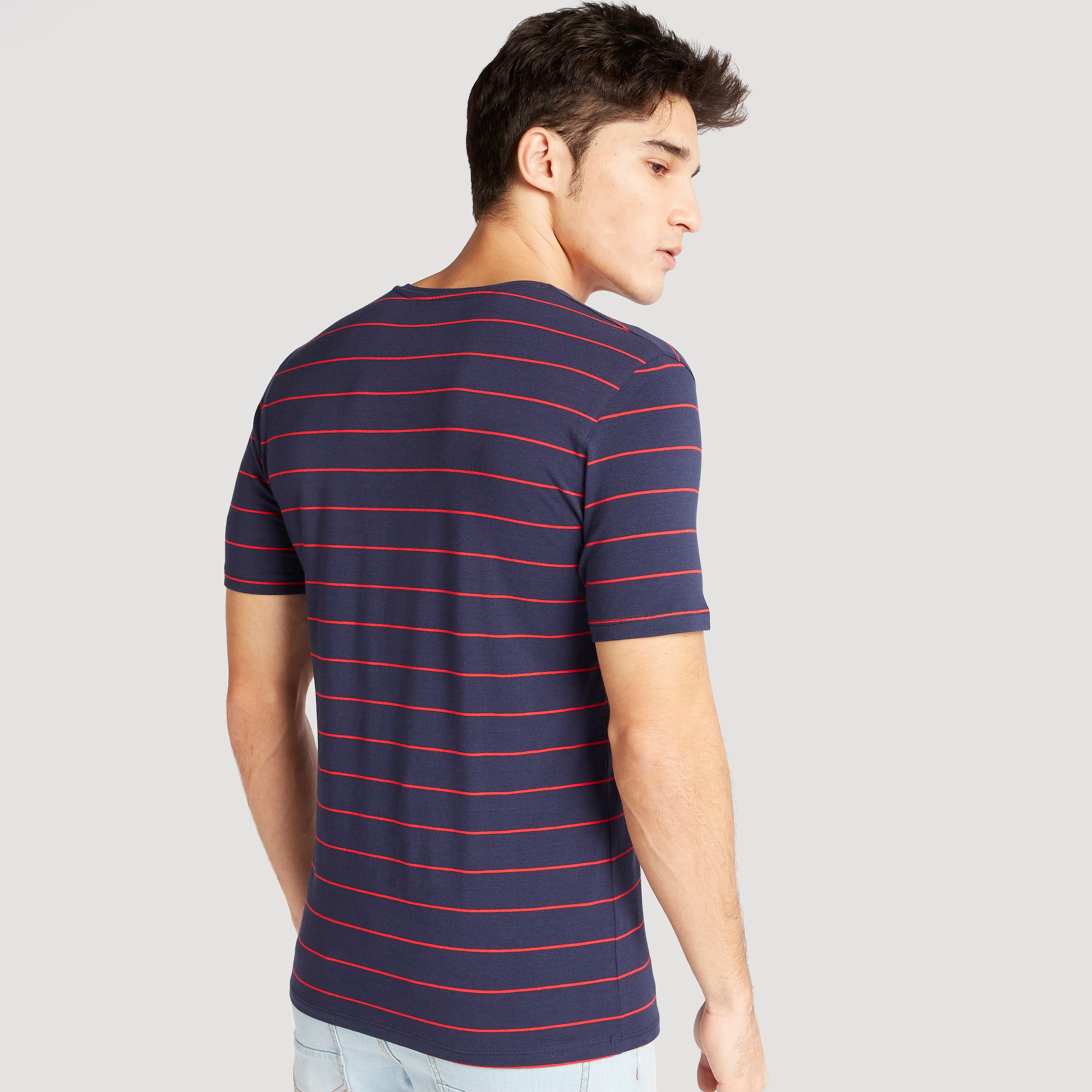 تيشيرت مخطّط بياقة V وأكمام قصيرة-men-clothing-tshirtsandpolos-tshirts-image-4