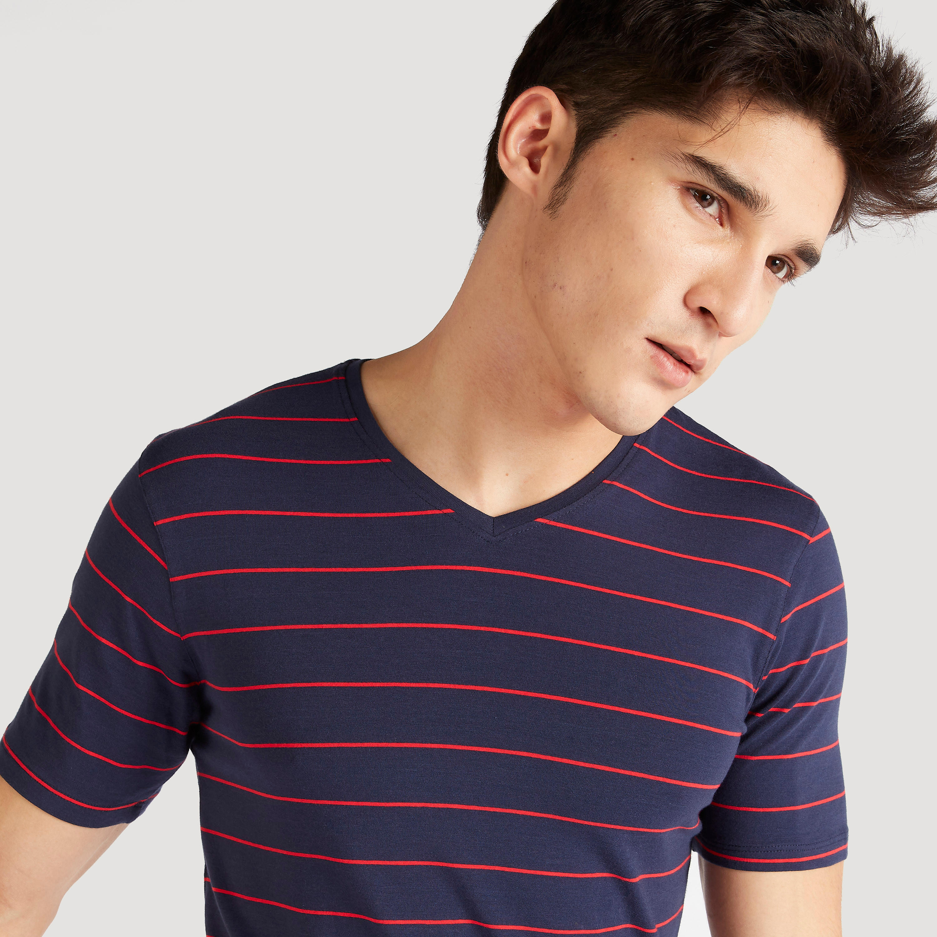 تيشيرت مخطّط بياقة V وأكمام قصيرة-men-clothing-tshirtsandpolos-tshirts-image-5